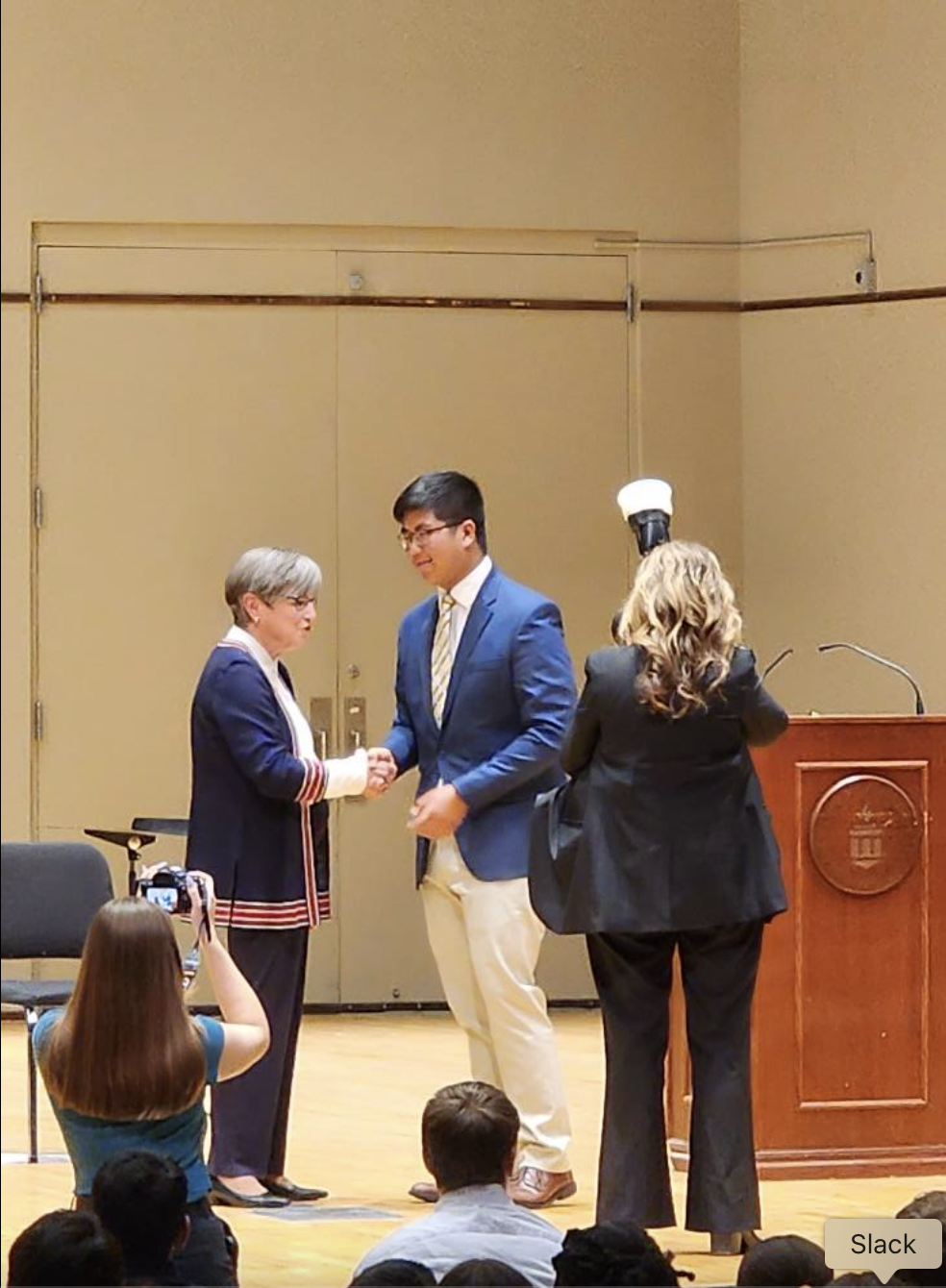 Austin Tran ist auf der Bühne der Washburn University in Topeka zu sehen, datiert auf den 6. Mai 2025 | Quelle: Facebook/Austin Tran ist an der University of Notre Dam zu sehen, datiert auf den 6. April 2025 | Quelle: Facebook/anntravels2