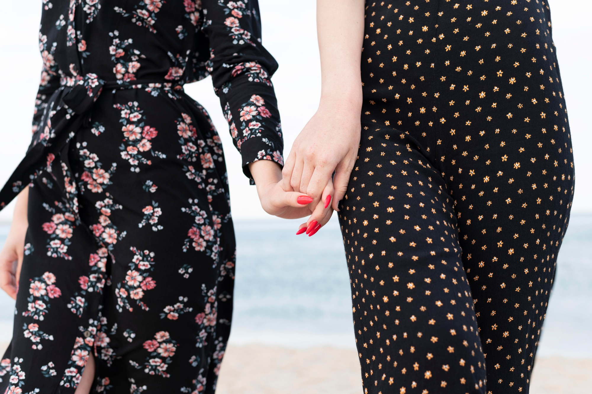 Zwei Frauen halten sich an den Händen | Quelle: Freepik