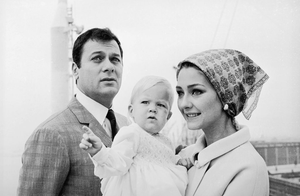 11. August 1965: Der US-amerikanische Schauspieler Tony Curtis mit seiner Frau Christine Kaufmann und ihrer Tochter Alexandra in Southampton. | Quelle: Getty Images