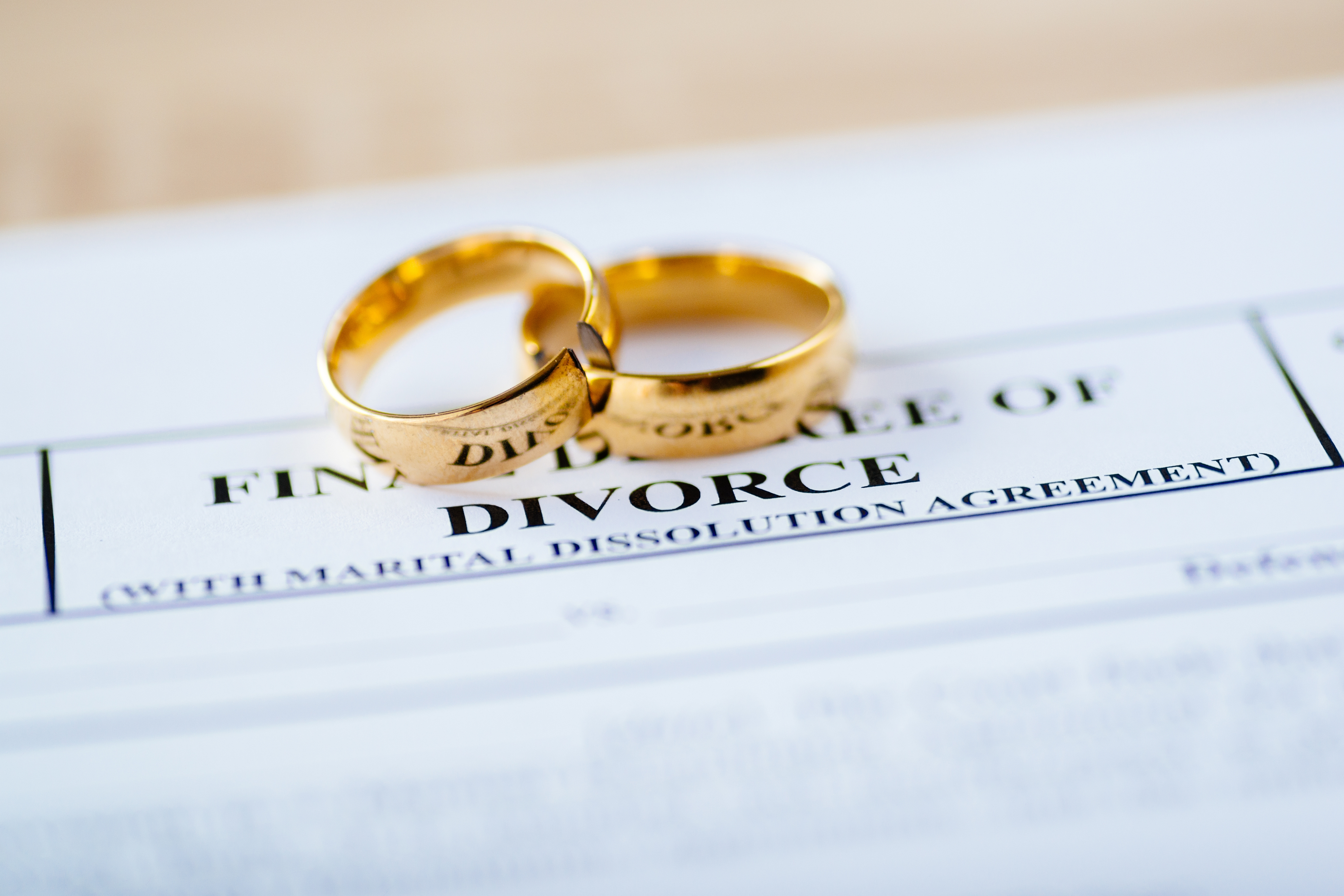 Scheidungspapiere mit einem Satz Eheringe | Quelle: Shutterstock