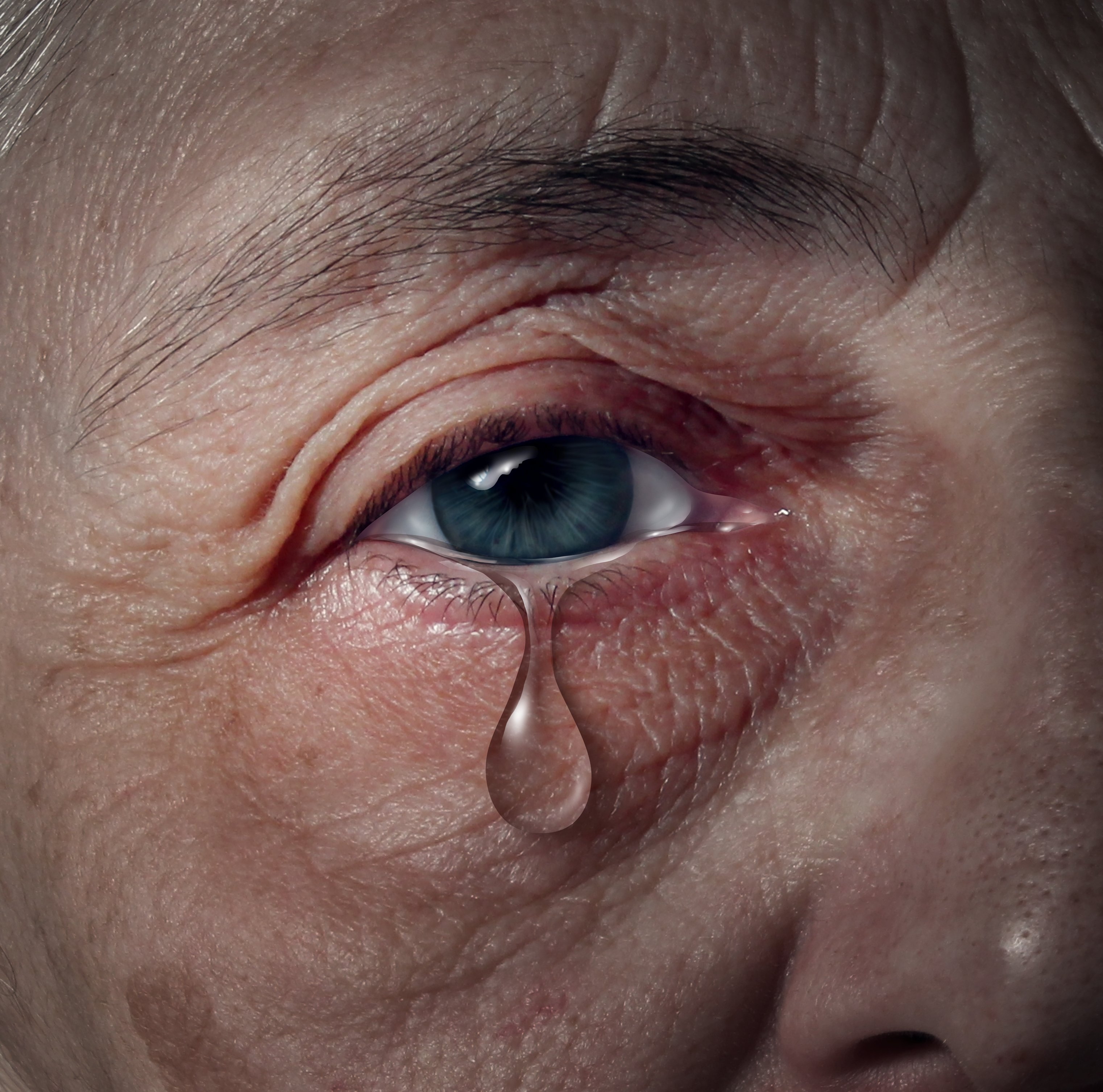 Eine Träne, die aus dem Auge einer älteren Person fällt. | Quelle: Shutterstock
