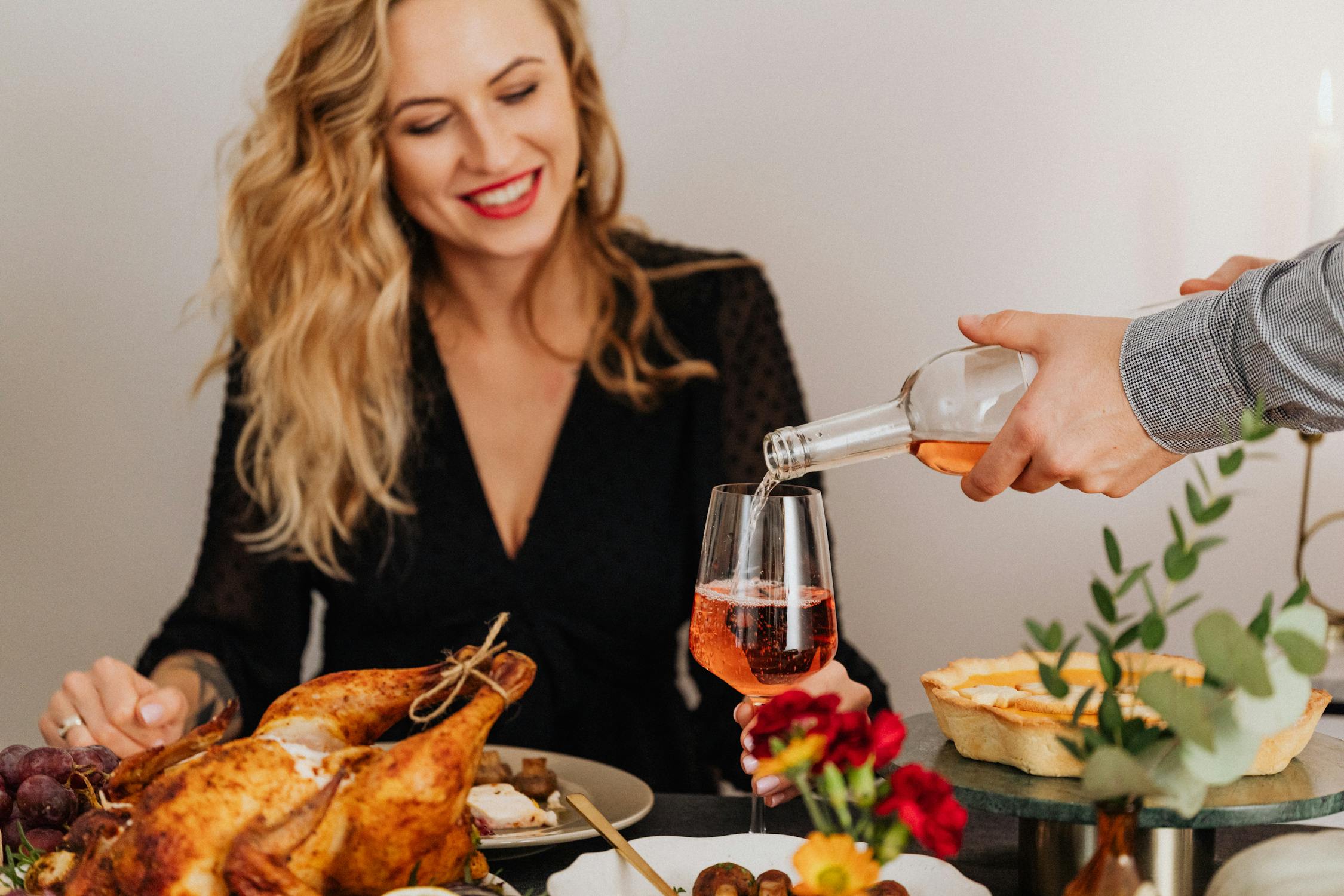 Eine lächelnde Frau bei einem Thanksgiving-Dinner | Quelle: Pexels