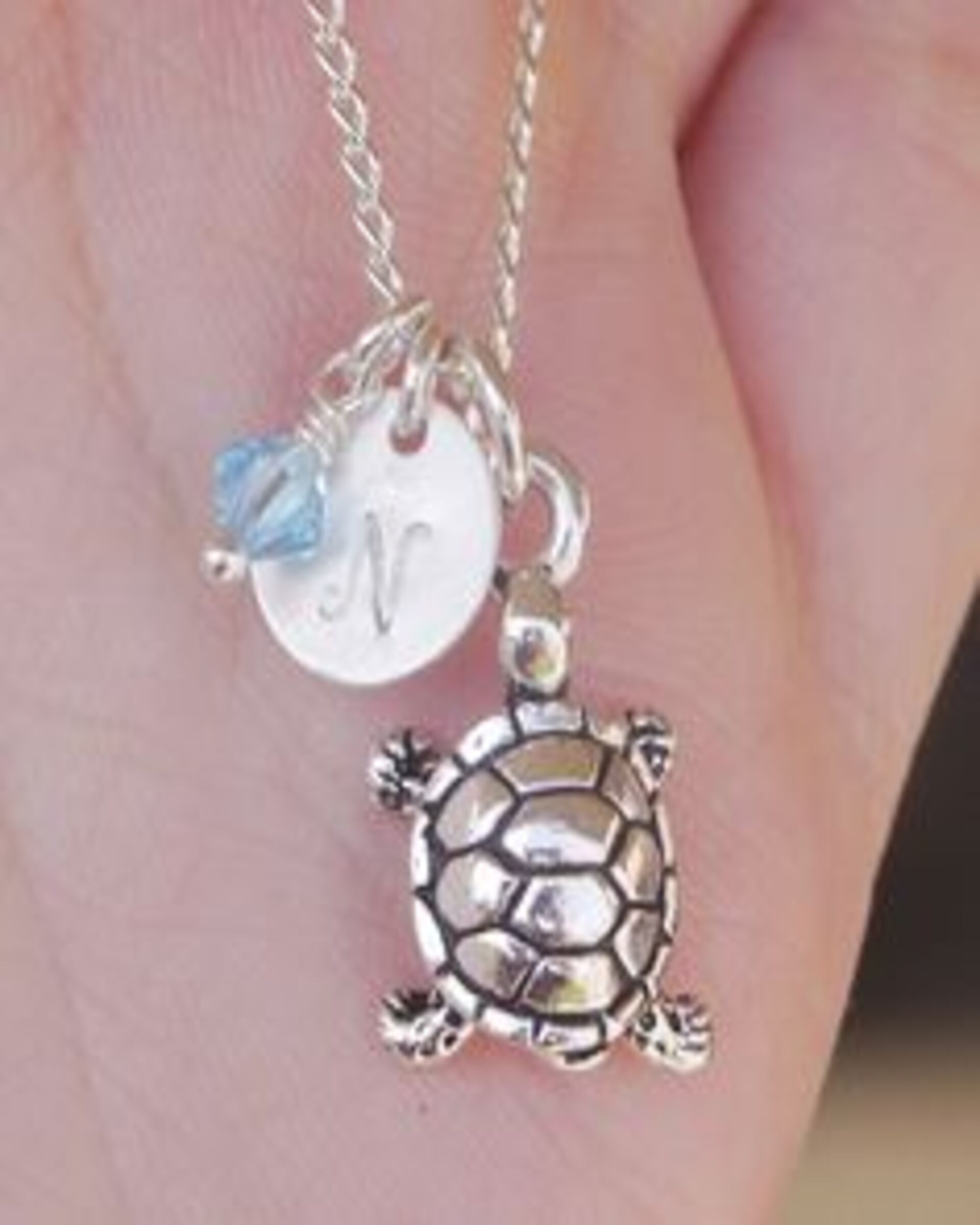 Eine Schildkröten-Halskette mit den Initialen "N" | Quelle: Flickr