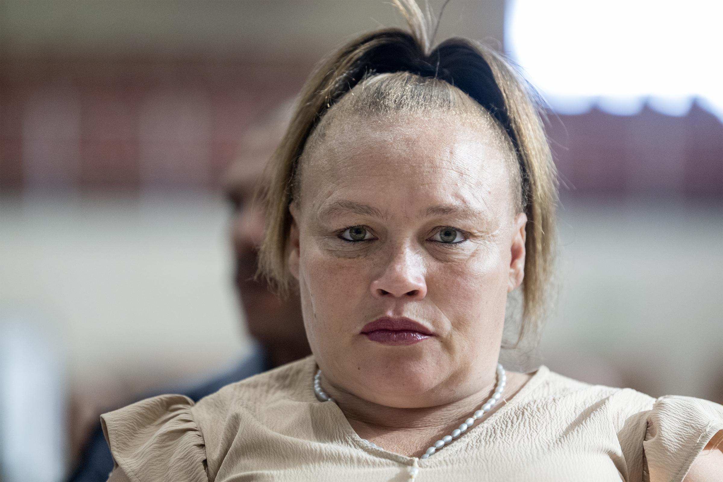 Racquel Smith während des Prozesses im Fall des Verschwindens von Joshlin Smith im White City Multipurpose Centre am 4. März 2025 in Saldanha Bay, Südafrika | Quelle: Getty Images