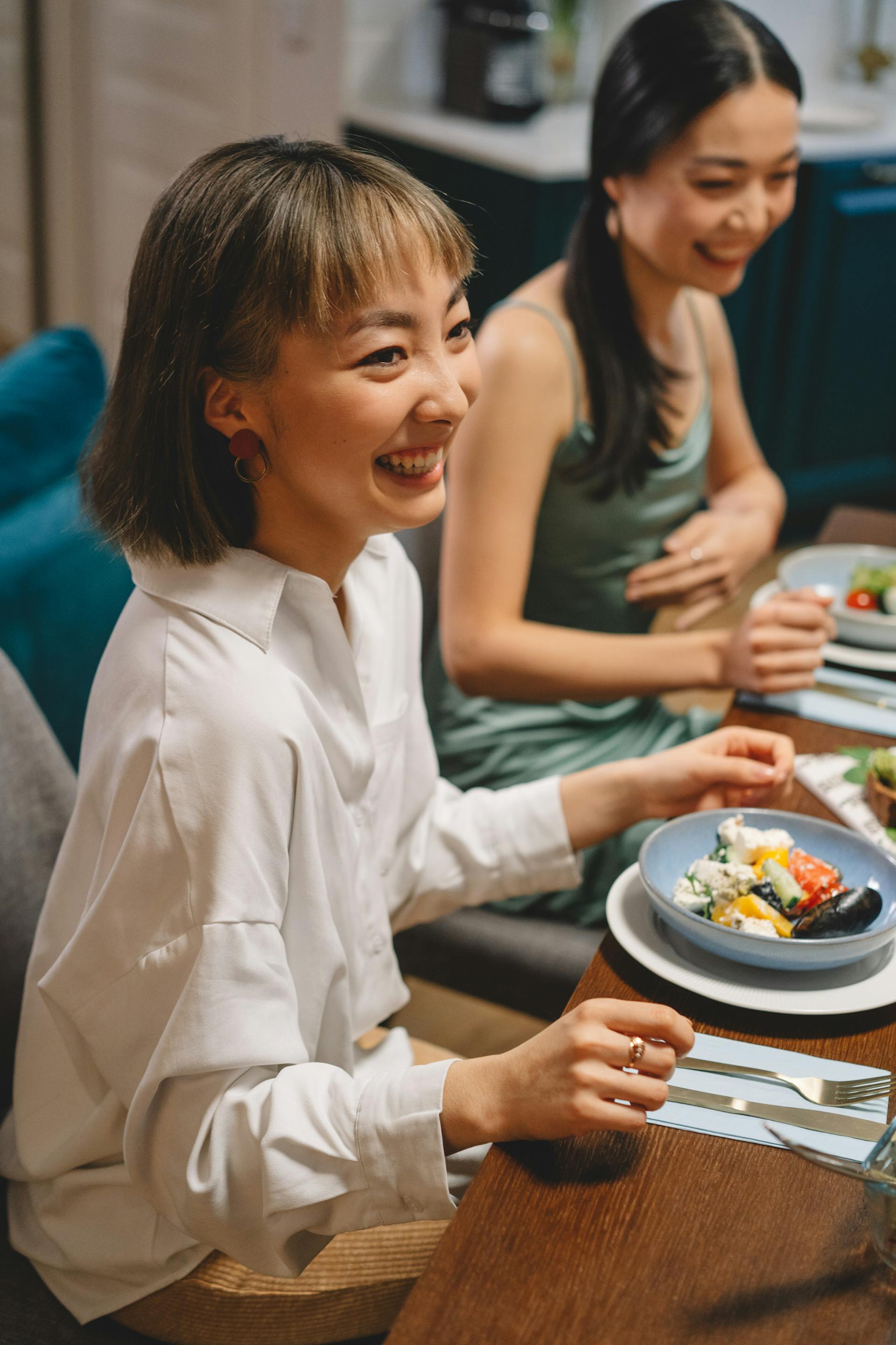 Zwei Frauen bei einem Abendessen | Quelle: Pexels