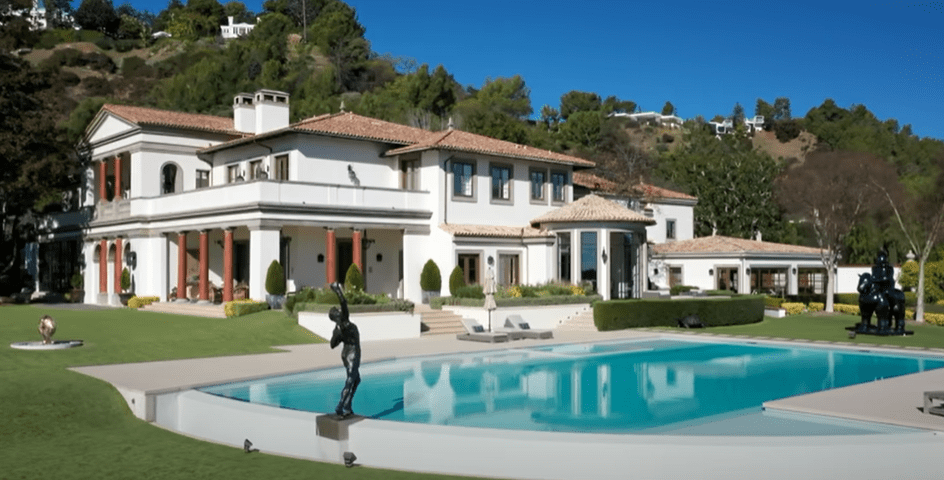 Ein Bild von Sylvester Stallones 97 Millionen Euro teurem Beverly Hills Anwesen. | Quelle: YouTube/Hilton & Hyland