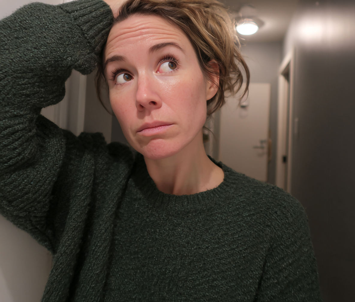 Eine besorgte Frau steht mit der Hand auf dem Kopf | Quelle: Midjourney