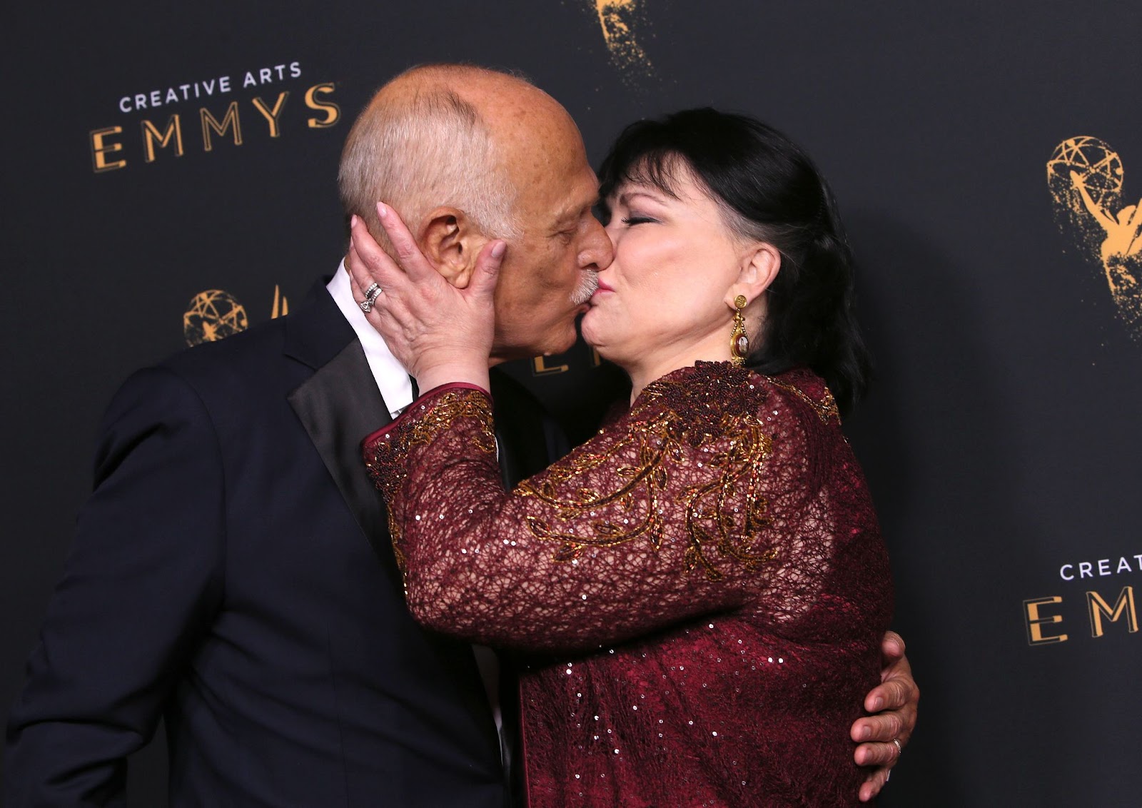 Gerald McRaney und Delta Burke küssen sich bei den Creative Arts Emmy Awards 2017 am 10. September in Los Angeles, Kalifornien. | Quelle: Getty Images