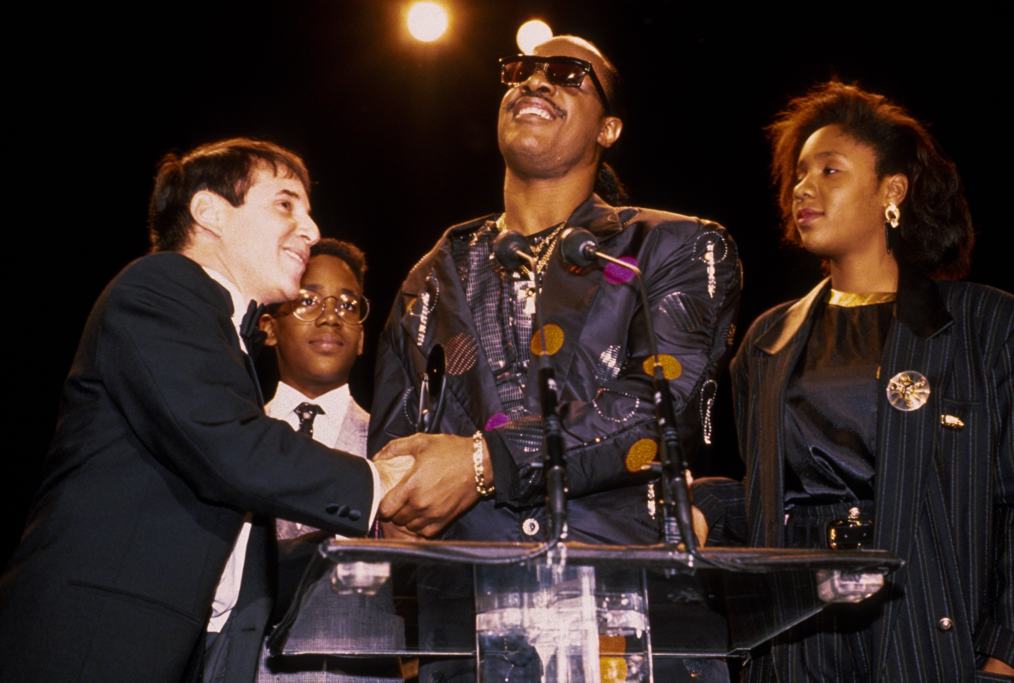 Paul Simon, Keita und Stevie Wonder und Aisha Morris bei der 1989er Rock N Roll Hall of Fame Induction Ceremony am 1. Januar 1989 in New York City. | Quelle: Getty Images