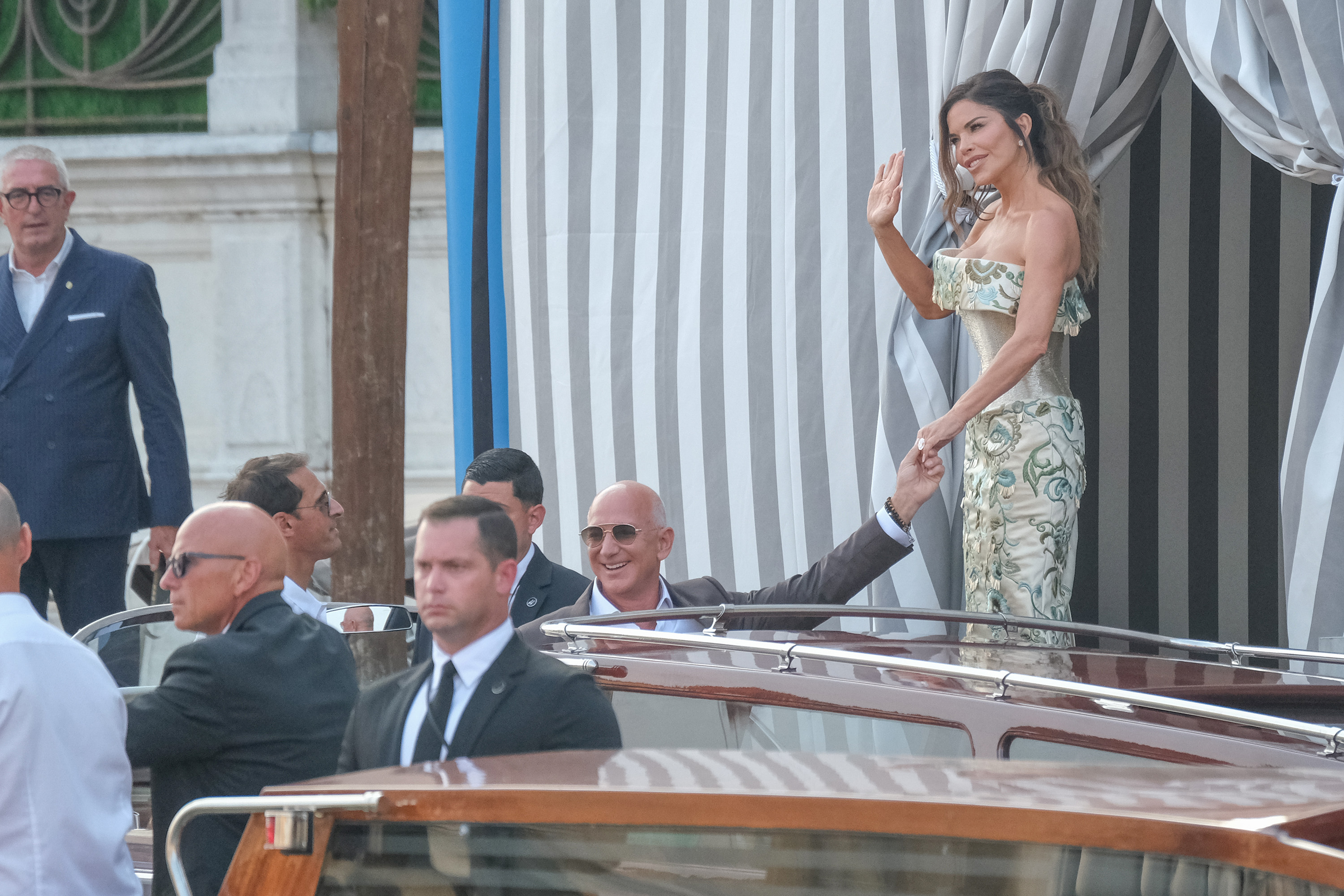 Lauren Sánchez winkt, während sie mit Jeff Bezos vor ihrem Hochzeitsessen am 26. Juni 2025 in Venedig, Italien, in ein Wassertaxi steigt | Quelle: Getty Images
