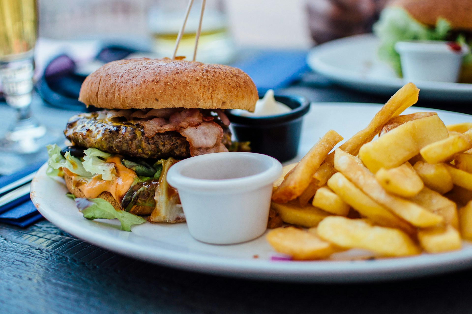 Ein Burger mit Pommes frites | Quelle: Unsplash