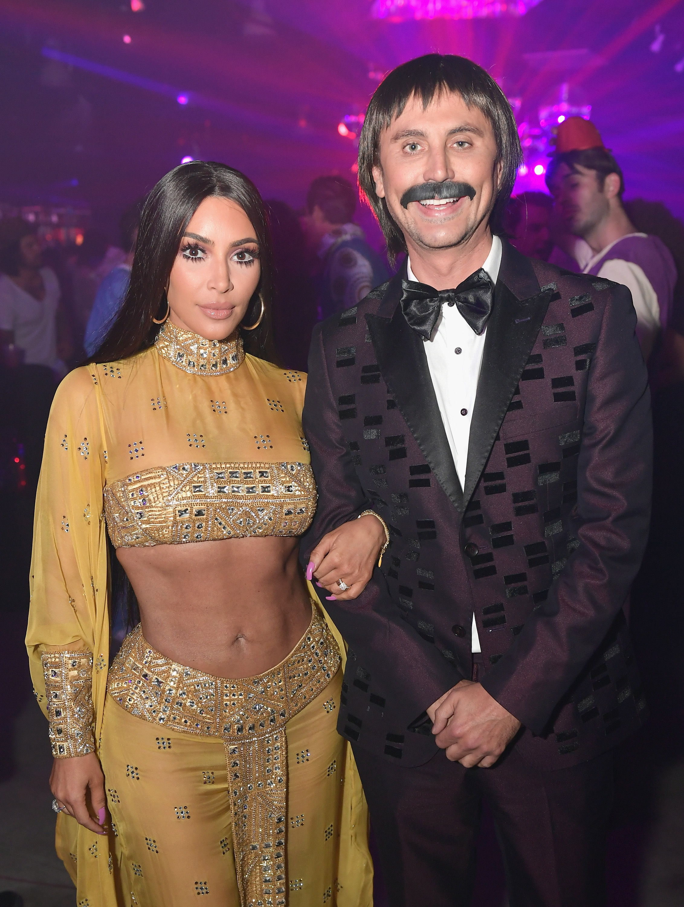 Kim Kardashian und Jonathan Cheban auf der Casamigos Halloween Party am 27. Oktober 2017 in Los Angeles, Kalifornien | Quelle: Getty Images