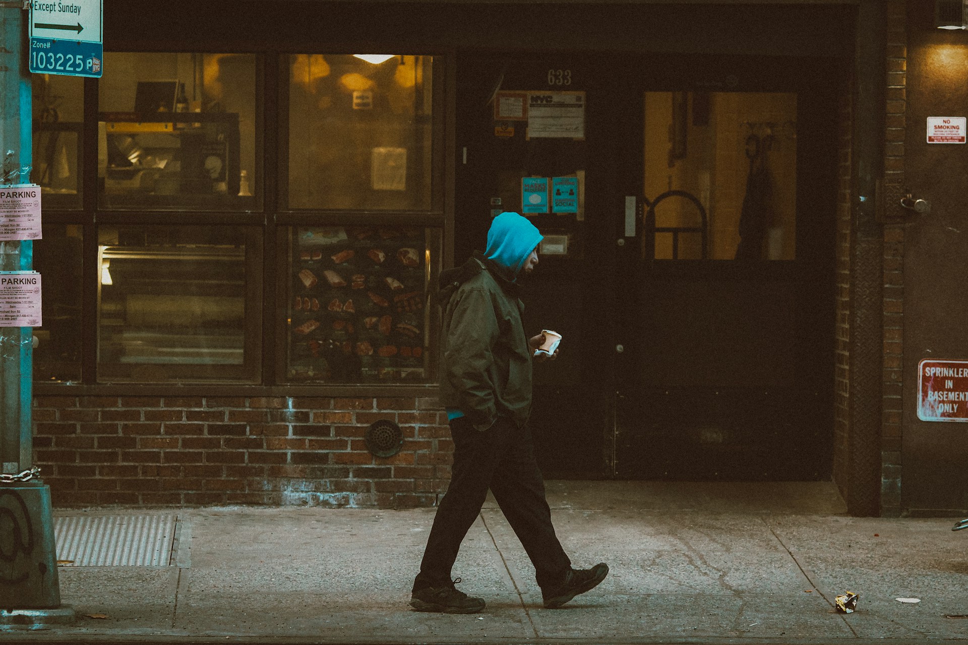 Ein Mann geht auf der Straße mit einer Kaffeetasse in der Hand | Quelle: Unsplash