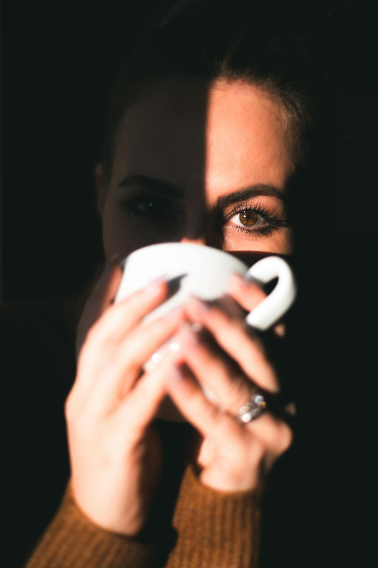 Eine Frau hält eine Tasse | Quelle: Pexels