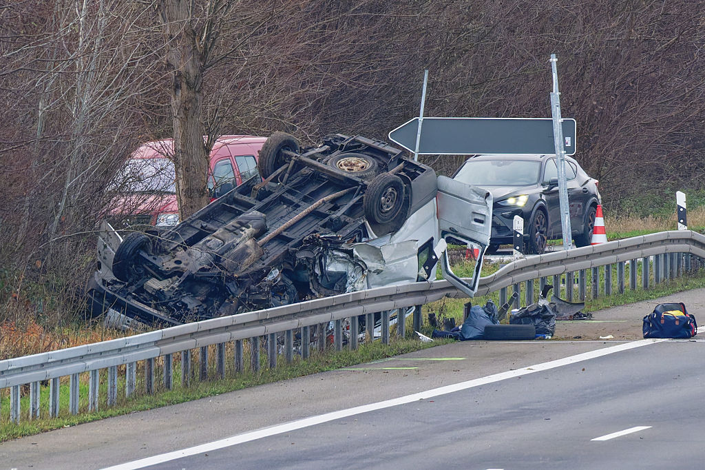 22. Dezember 2025, Nordrhein-Westfalen, Jülich: Nach einem schweren Unfall liegt das Wrack eines Kleinbusses am Rand der Autobahn A44. Bei dem schweren Verkehrsunfall kamen zwei Menschen ums Leben, vier weitere wurden verletzt. | Quelle: Getty Images