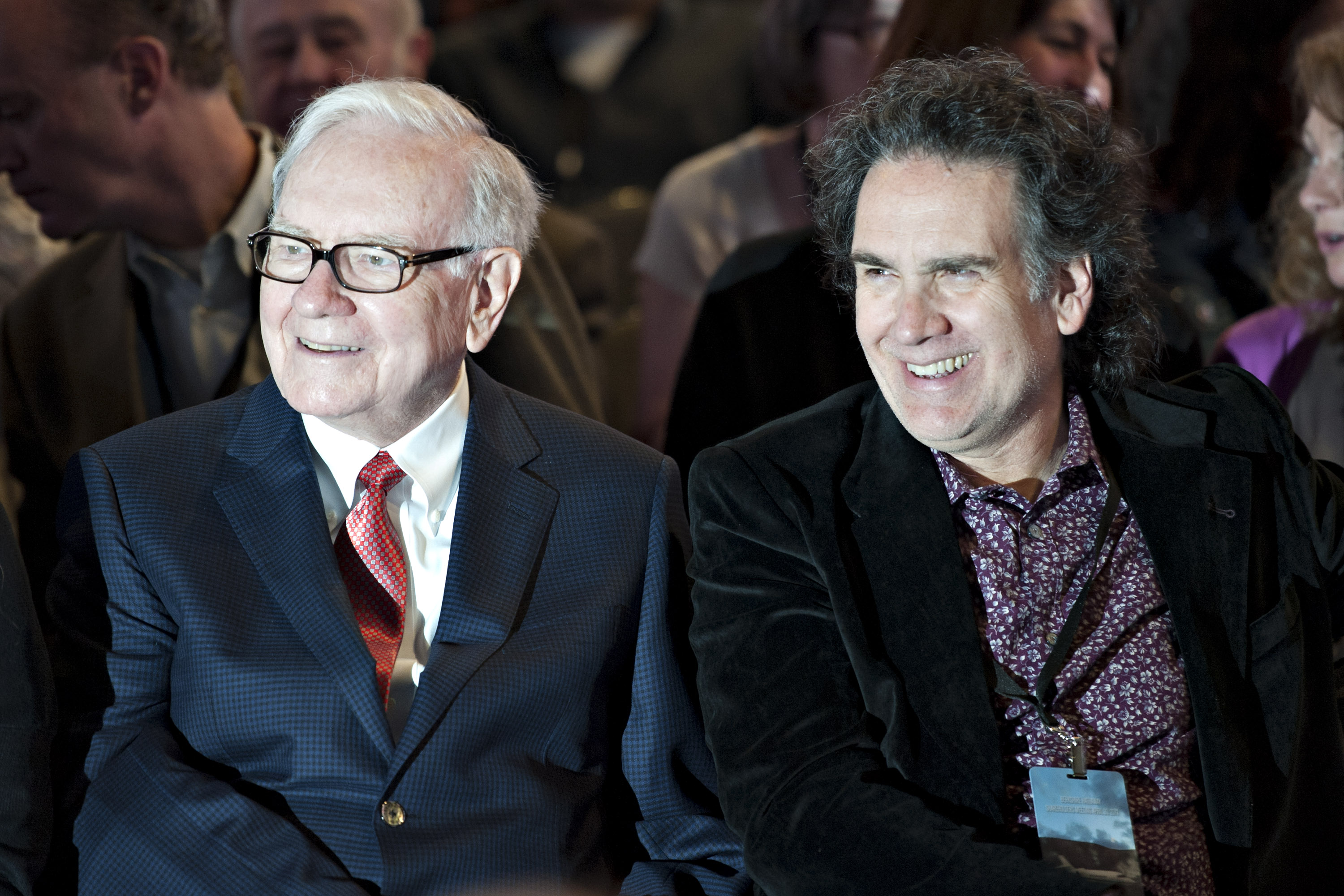 Warren und Peter Buffett vor dem Beginn der Aktionärsversammlung von Berkshire Hathaway in Omaha, Nebraska, am 30. April 2011. | Quelle: Getty Images