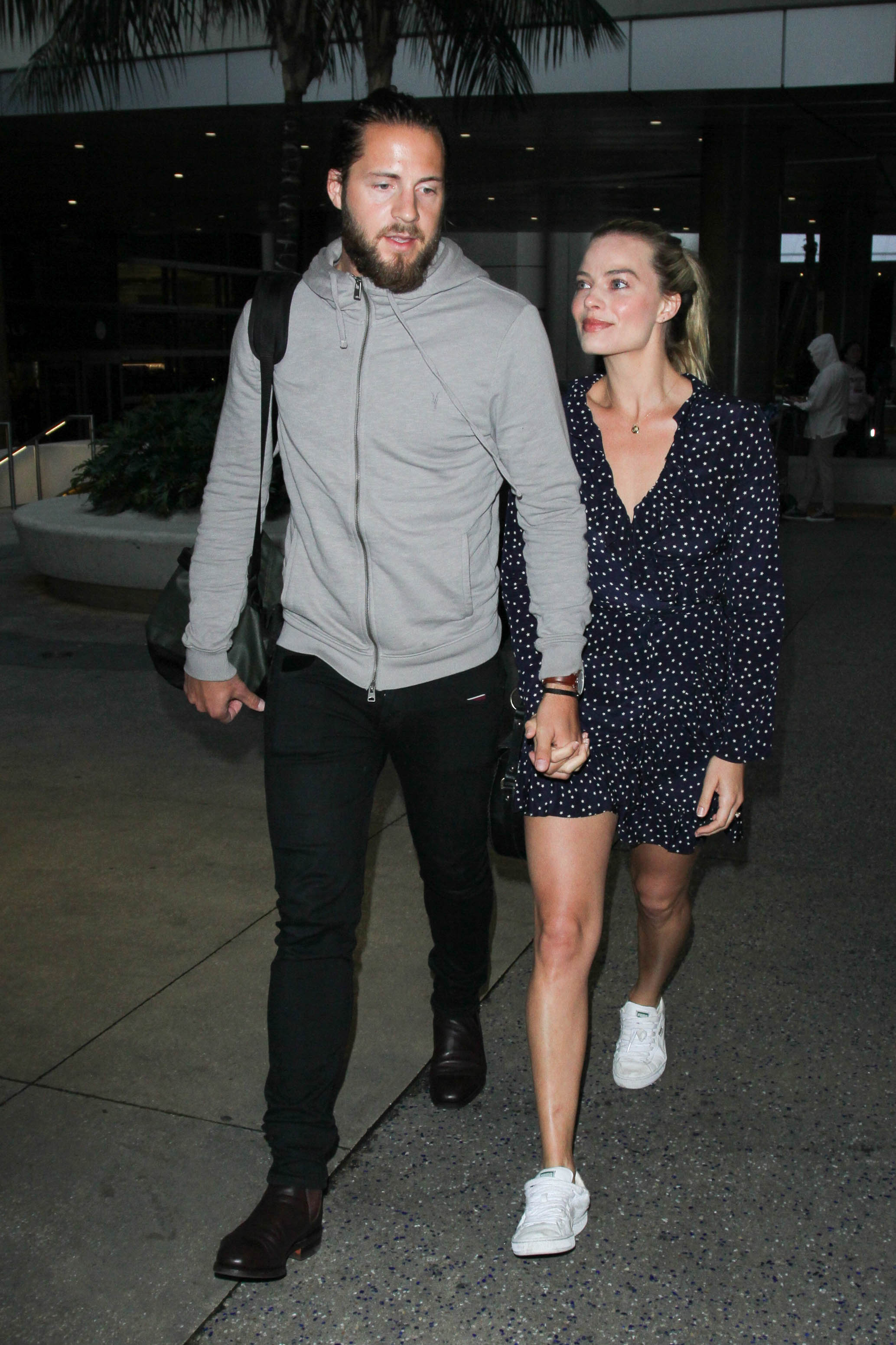 Margot Robbie und Tom Ackerley werden am 2. Januar 2017 am LAX in Los Angeles, Kalifornien, gesehen | Quelle: Getty Images