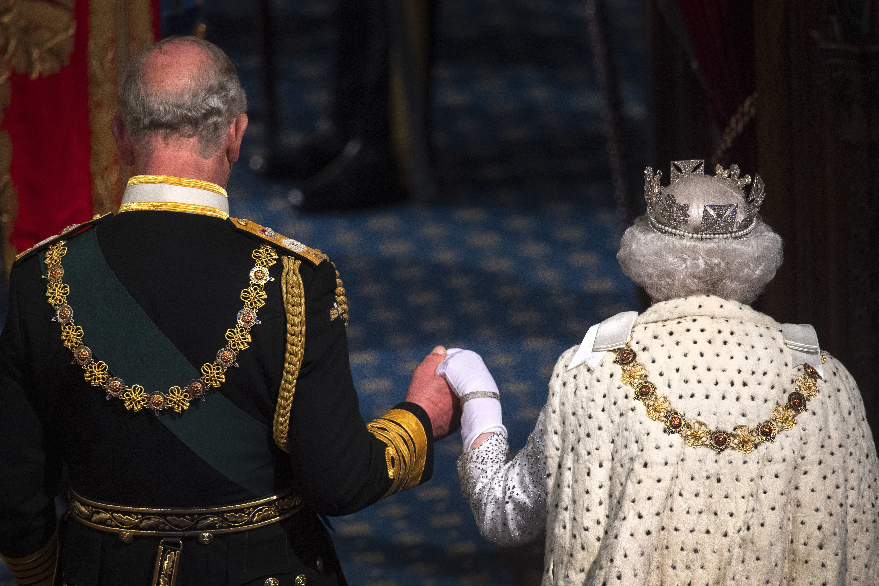Königin Elizabeth II. und Prinz Charles, Prinz von Wales, im Palace of Westminster am 14. Oktober 2019 | Quelle: Getty Images