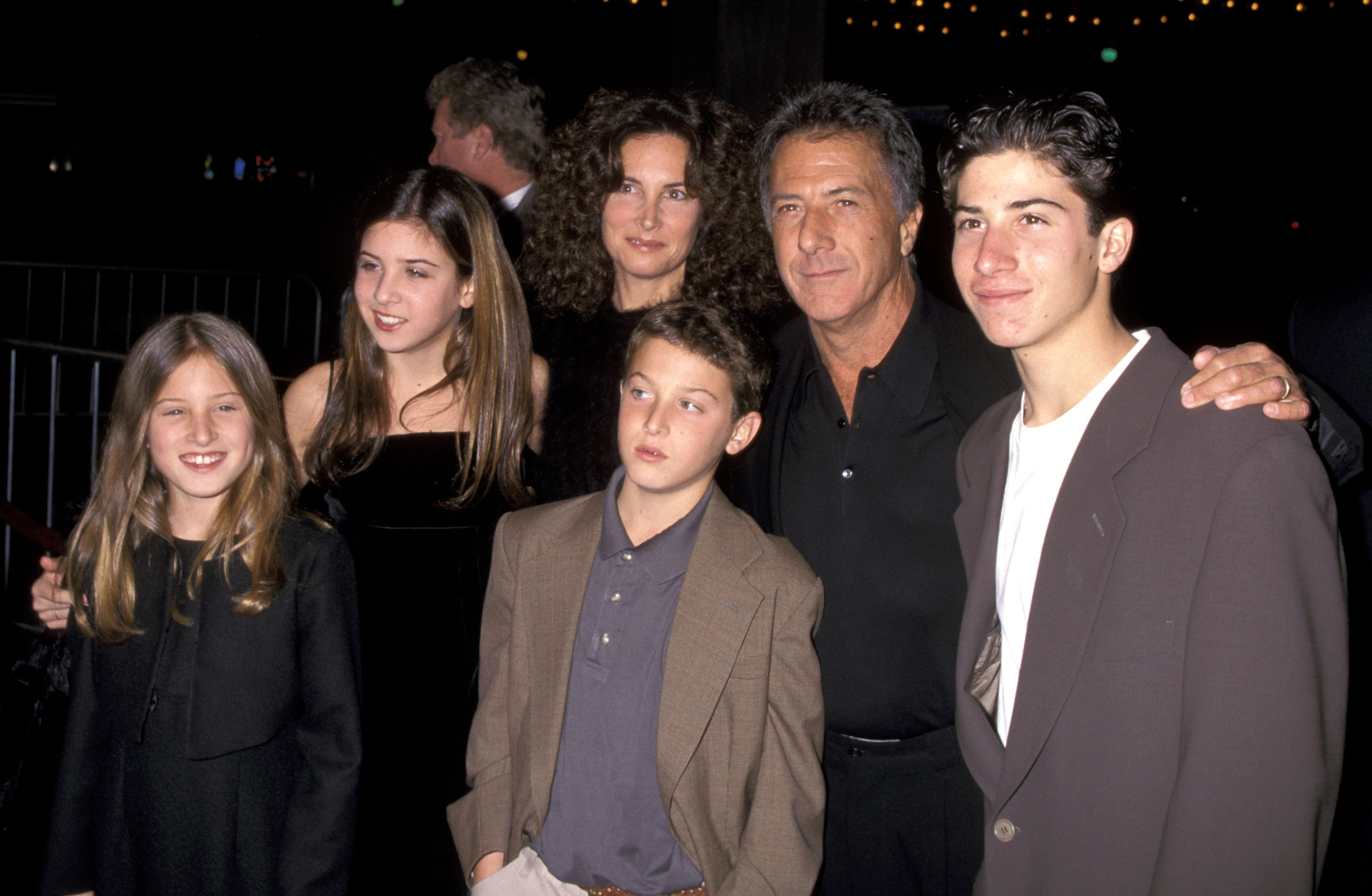 Dustin Hoffman, Lisa Hoffman und ihre Kinder bei der Premiere von "Wag The Dog" in Century City, Kalifornien am 17. Dezember 1997. | Quelle: Getty Images