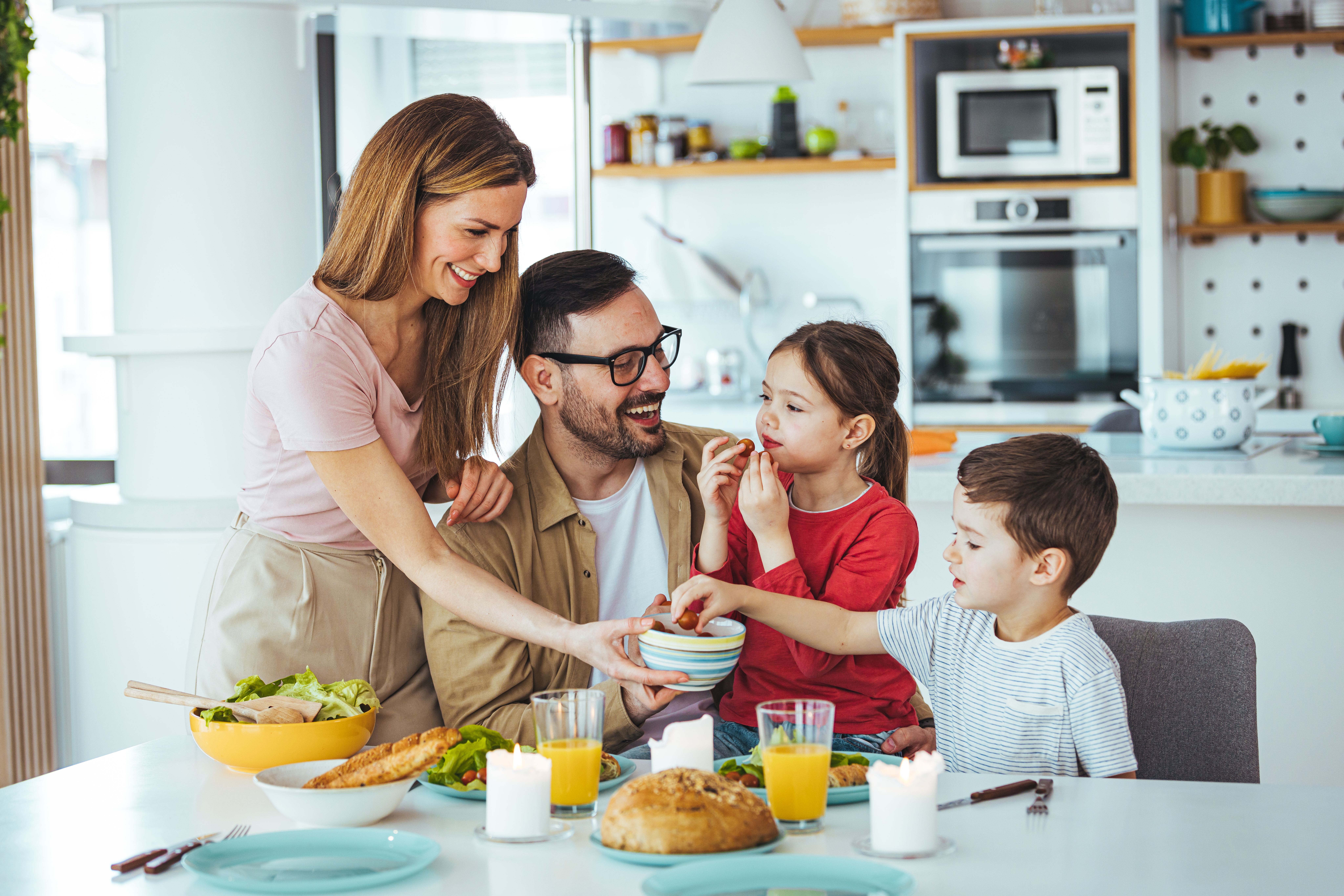 Eine Familie, die eine Mahlzeit genießt | Quelle: Shutterstock