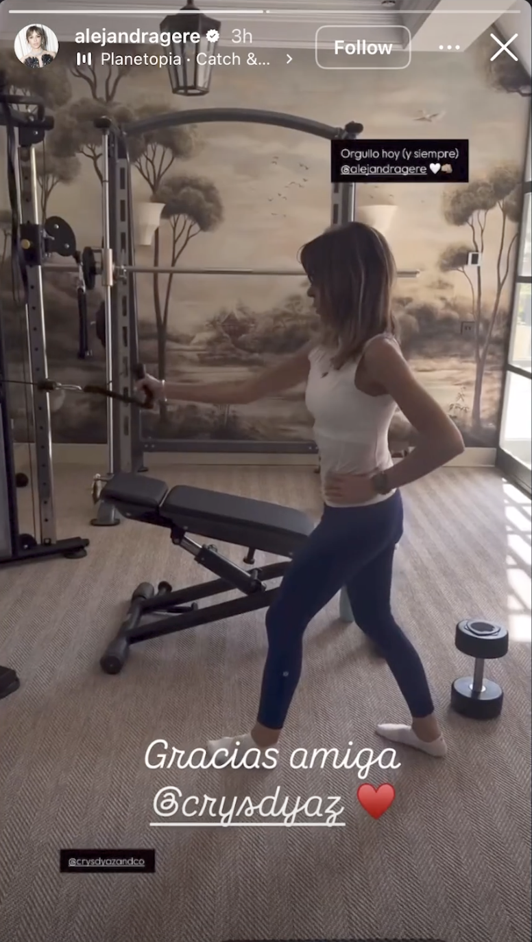 Alejandra Silva trainiert im privaten Fitnessraum des Hauses, der mit Krafttrainingsgeräten, Hanteln und einer von Wandmalereien inspirierten Wandgestaltung ausgestattet ist. | Quelle: Instagram/alejandragere
