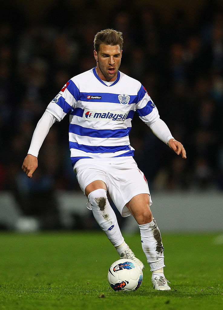 Akos Buzsaky von den Queens Park Rangers mit dem Ball während des Barclays-Premier-League-Spiels zwischen den Queens Park Rangers und Swansea City im Loftus Road am 11. April 2012 in London, England. | Quelle: Getty Images