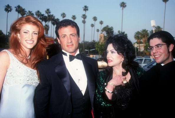 Sylvester Stallone, Angie Everhart, Jaqueline und Sage bei den ersten Annual Blockbuster Entertainment Awards am 3. Juni 1995 in Los Angeles, CA | Quelle: Getty Images