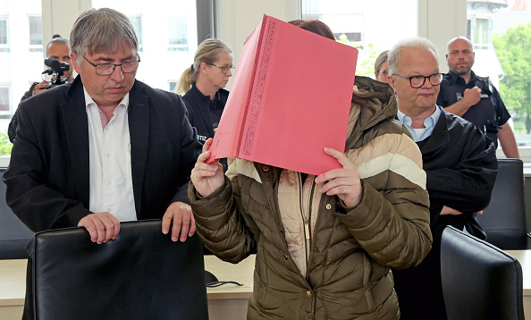 Gina H. mit ihren Anwälten im Gerichtssaal, 21. Mai 2026 | Quelle: Getty Images