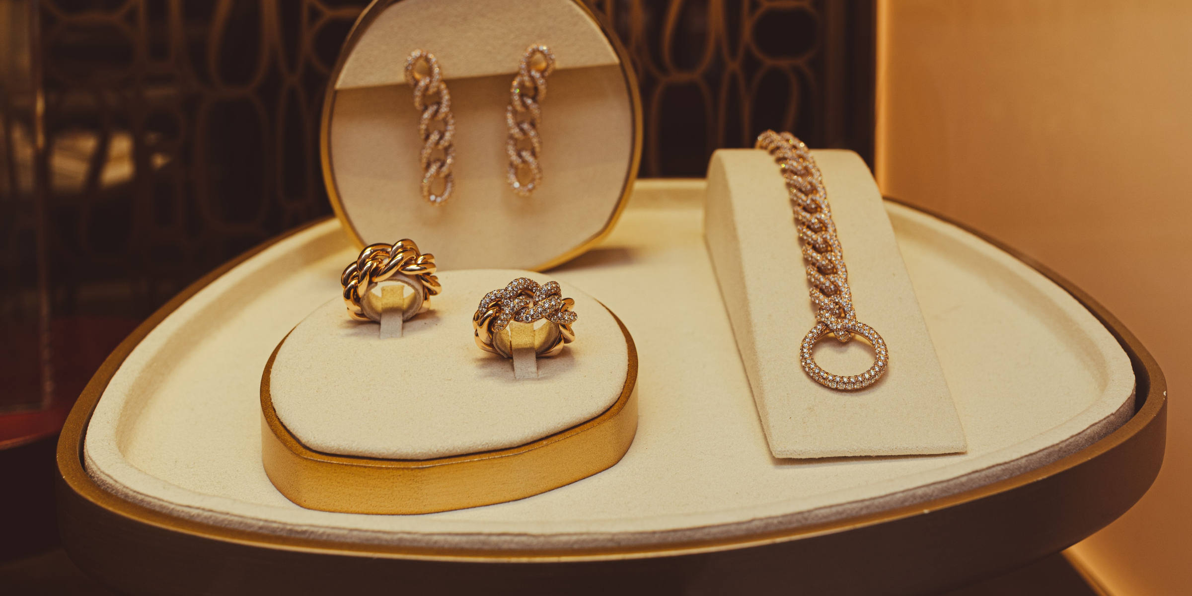 Goldschmuck in einer Vitrine | Quelle: Pexels