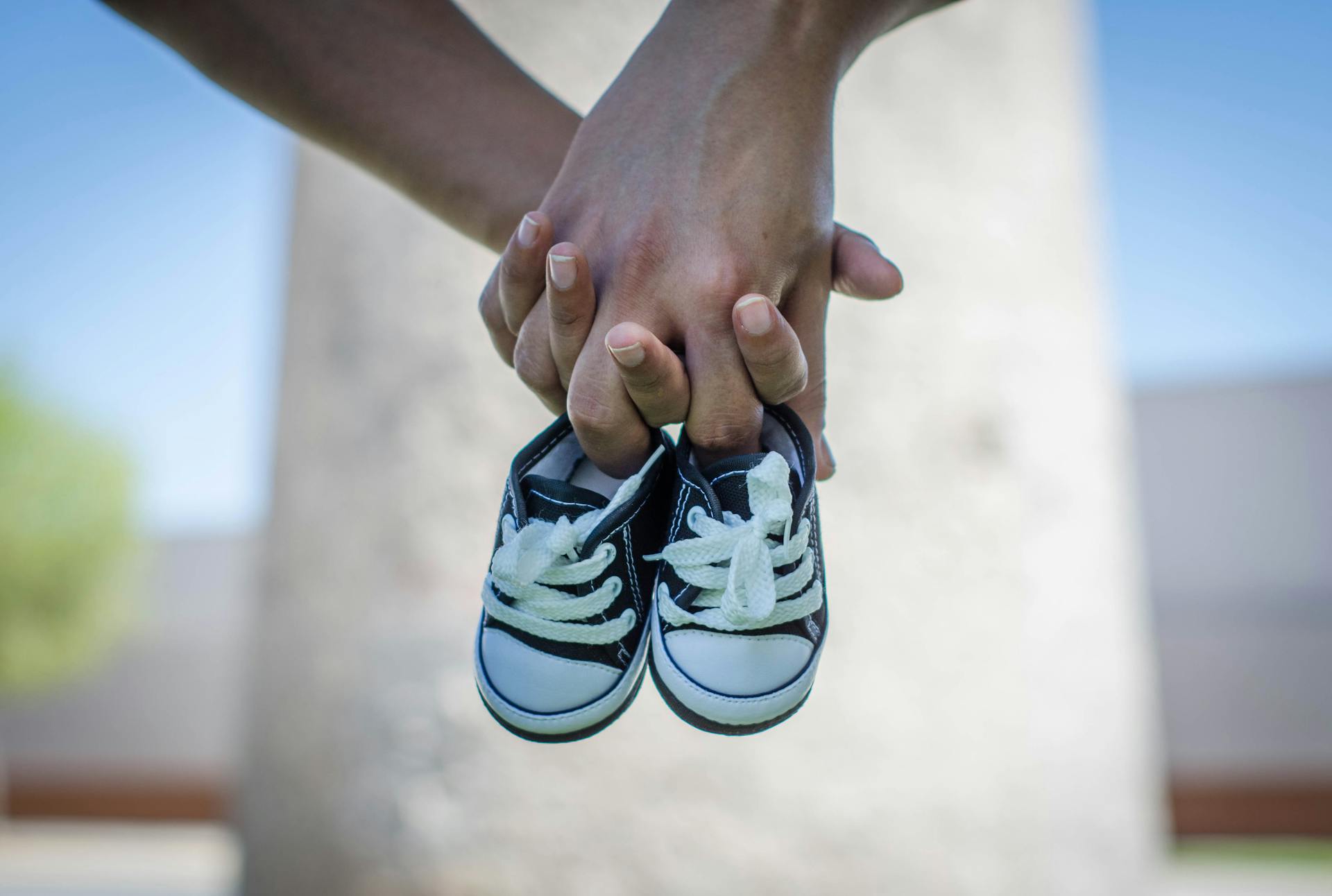 Ein Paar mit Babyschuhen | Quelle: Pexels