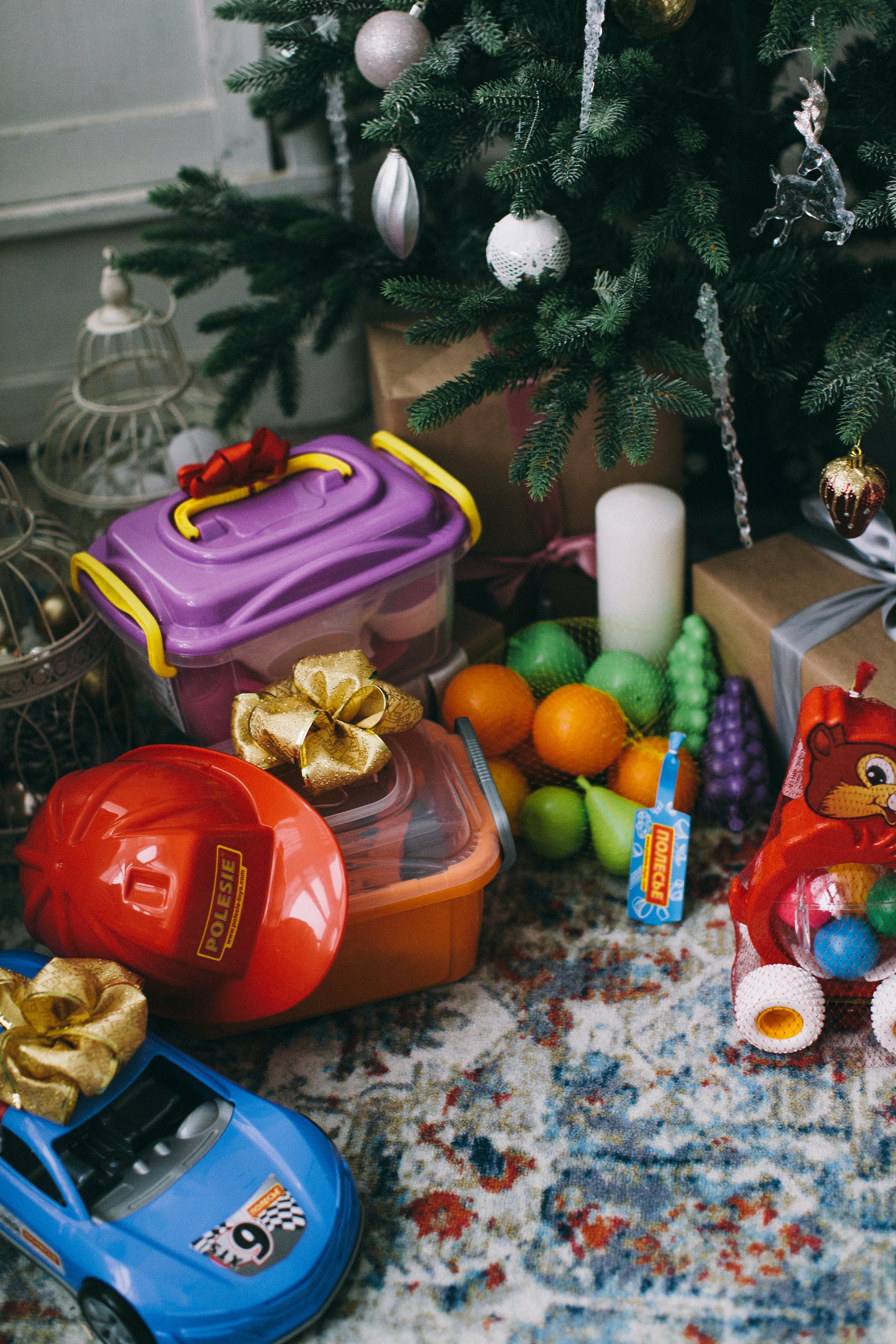Kinderspielzeug unter einem Weihnachtsbaum | Quelle: Pexels