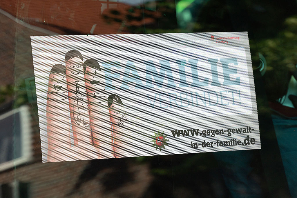 29. Juni 2026, Niedersachsen, Stade: Hinter einem Fenster ist ein Schild mit der Aufschrift „Die Familie verbindet uns!“ zu sehen. In der Einrichtung wurden mehrere Menschen durch Schüsse getötet. | Quelle: Getty Images