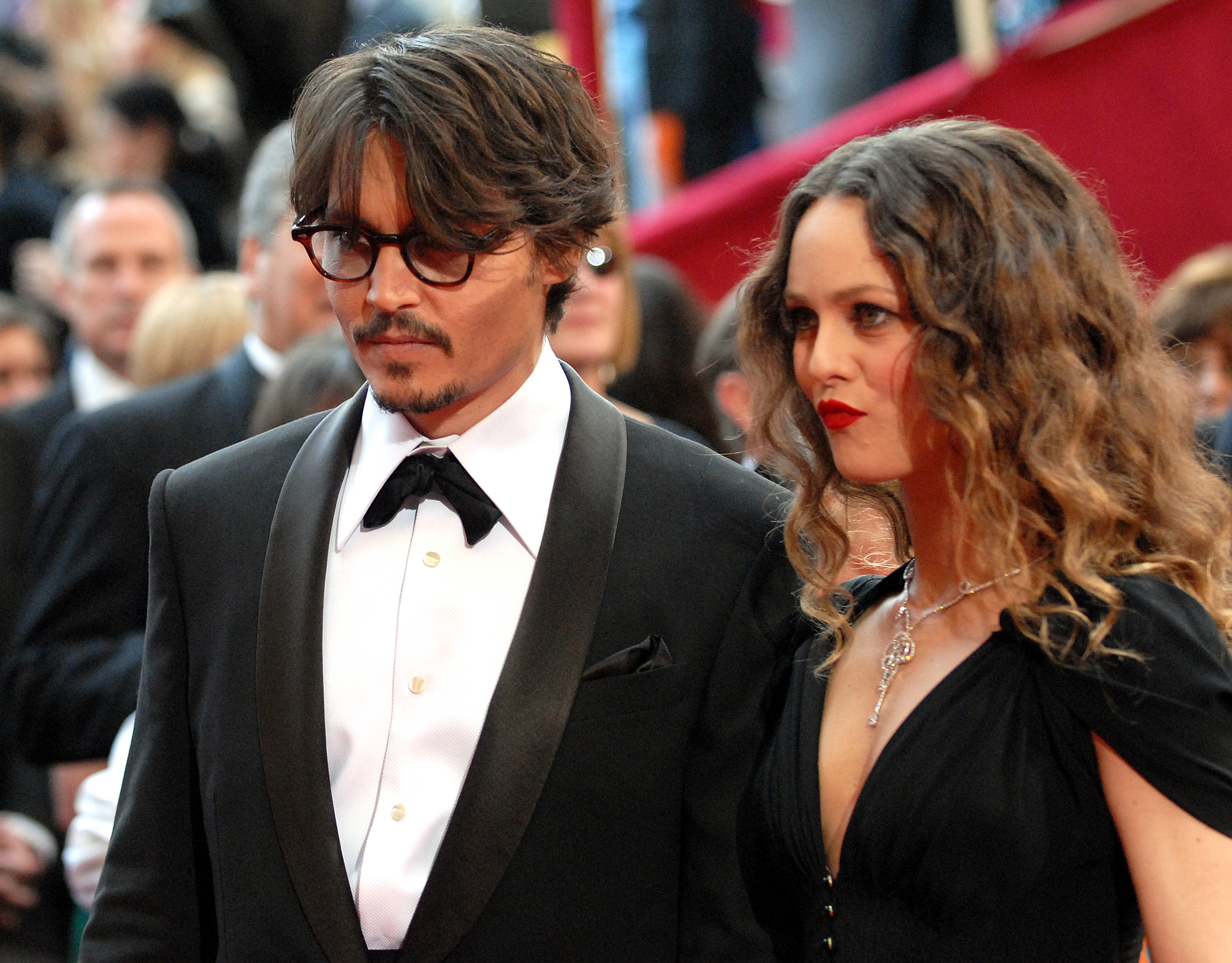 Johnny Depp und Vanessa Paradis nehmen am 24. Februar 2008 an der 80. Oscar-Verleihung in Los Angeles teil. Das ehemalige Paar war 14 Jahre lang zusammen, bevor es sich 2012 trennte – damals baten sie um Rücksichtnahme auf die Privatsphäre ihrer beiden Kinder. | Quelle: Getty Images