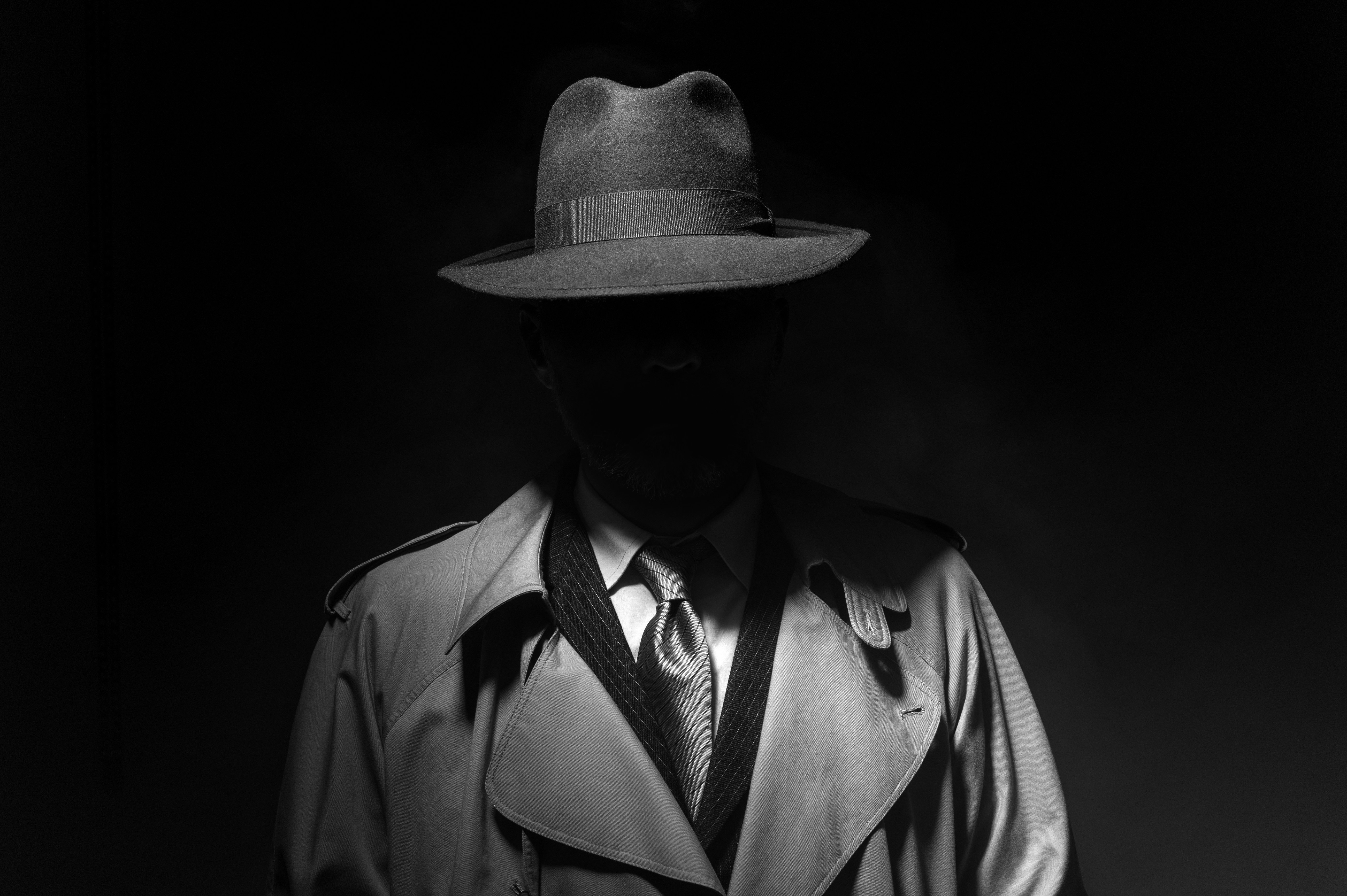 Ein Detektiv steht im Schatten. | Quelle: Shutterstock