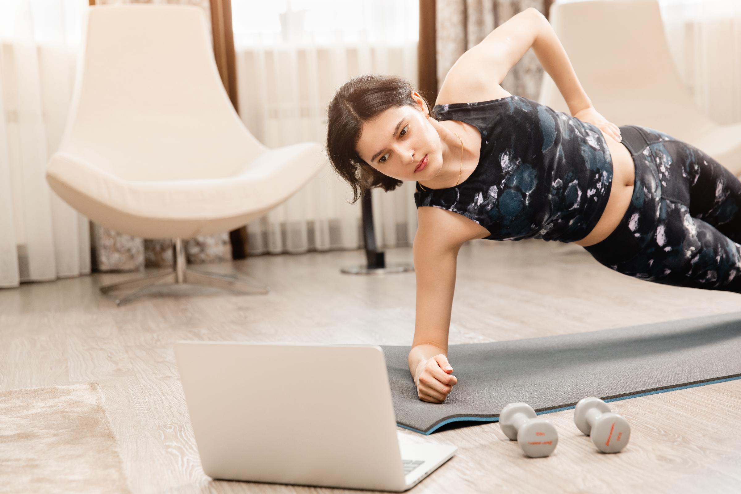 Frau macht Online-Workout zu Hause | Quelle: Shutterstock