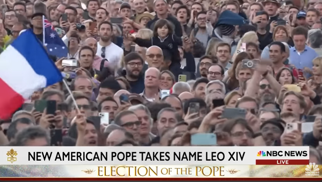 Eine Menschenmenge versammelt sich auf dem Petersplatz, um dem öffentlichen Auftritt von Papst Leo XIV. beizuwohnen, dem ersten Amerikaner, der in das Papstamt gewählt wurde | Quelle: YouTube/NBC News