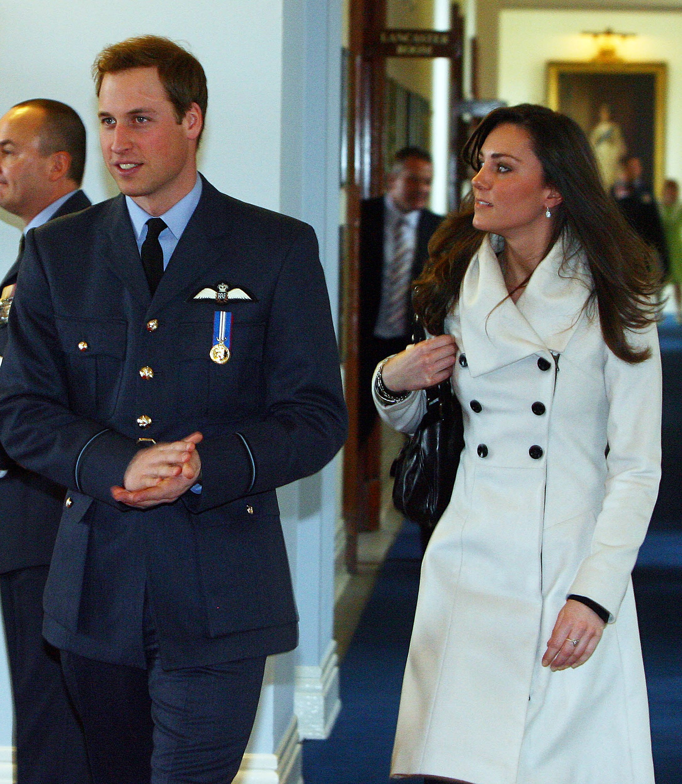 Prinz William und Kate Middleton bei seiner Abschlussfeier im RAF Cranwell am 11. April 2008 | Quelle: Getty Images