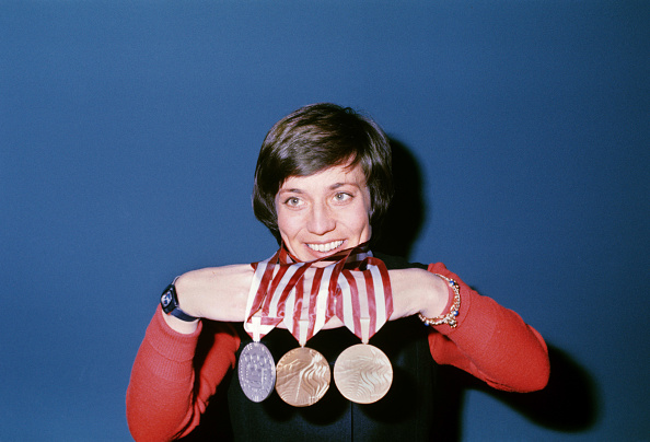Rosi Mittermaier präsentiert ihre Medaillen bei einer Pressekonferenz während der Olympischen Winterspiele in Innsbruck, 15. Februar 1976. | Quelle: Getty Images