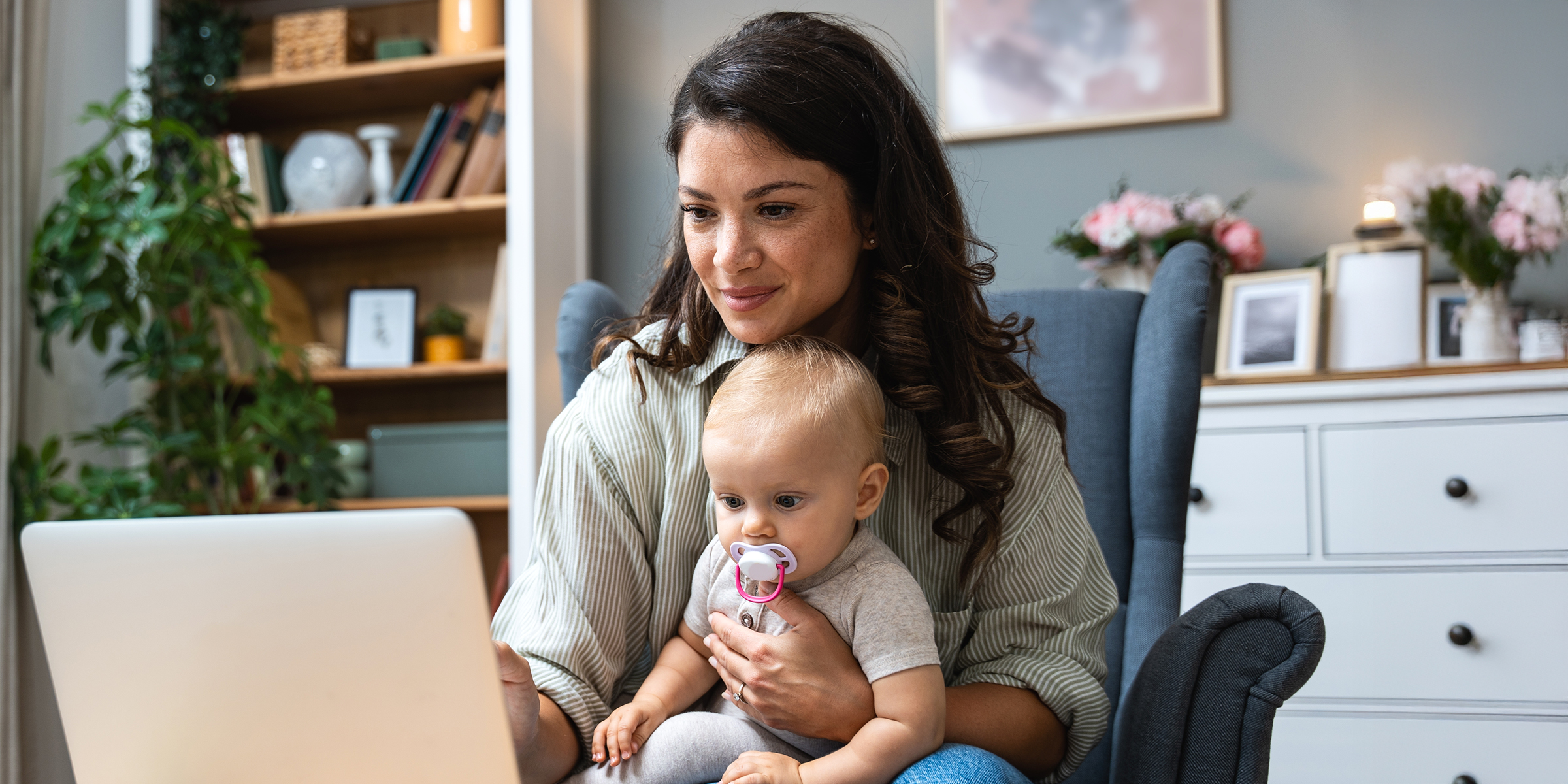 Eine Frau bei der Arbeit mit ihrem Neugeborenen | Quelle: Shutterstock