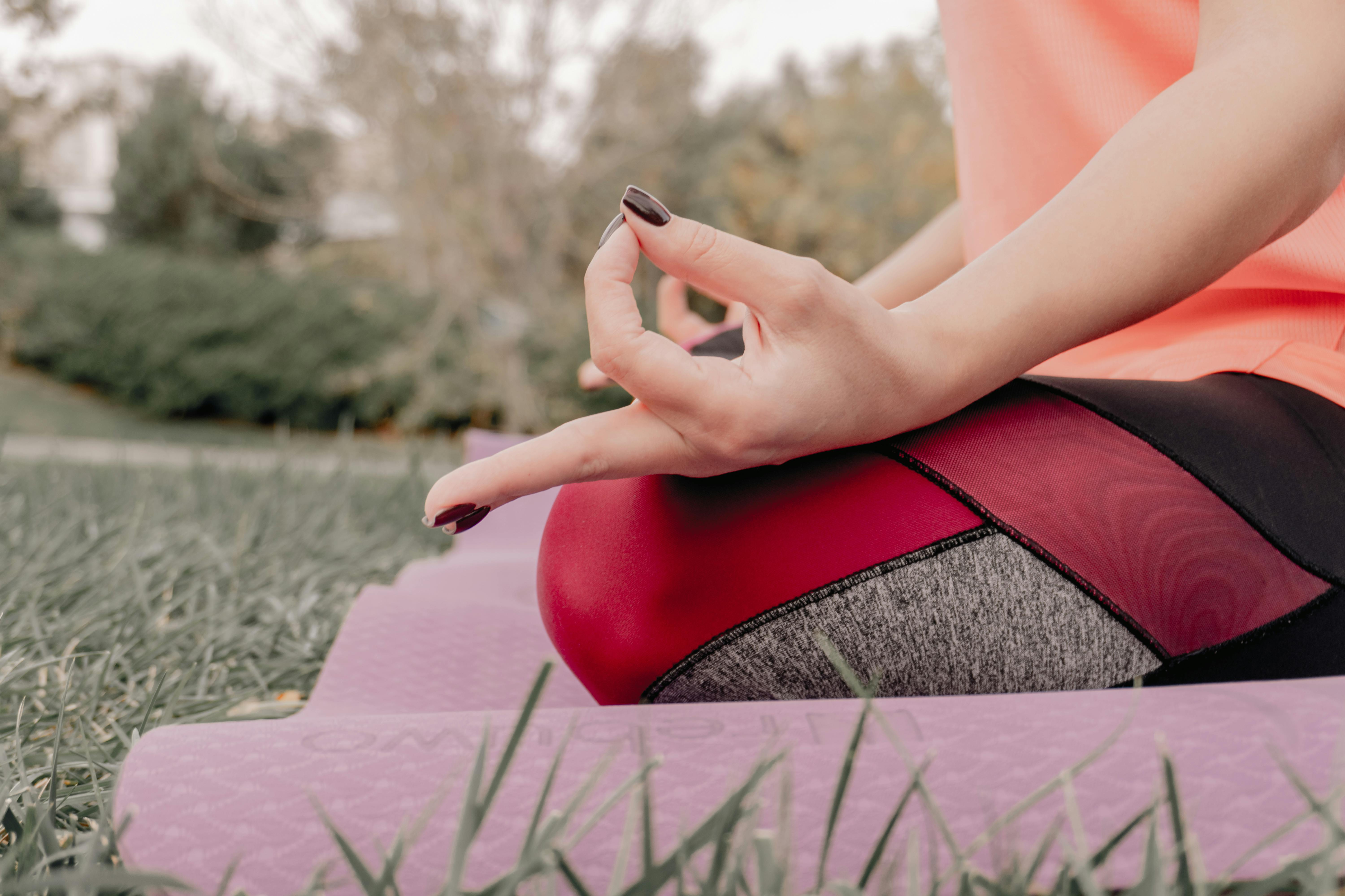 Eine Person, die Yoga praktiziert | Quelle: Pexels
