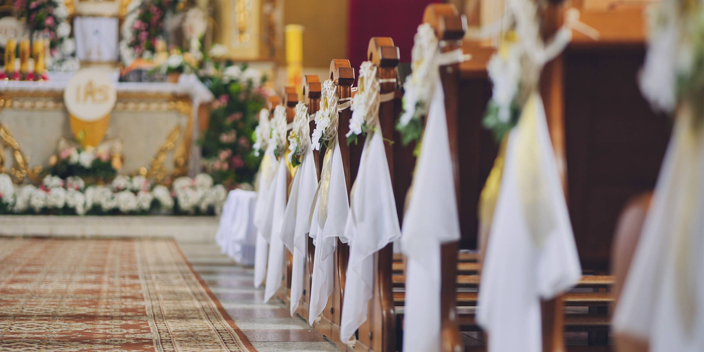 Ein Mittelgang in einer Kirche | Quelle: Shutterstock