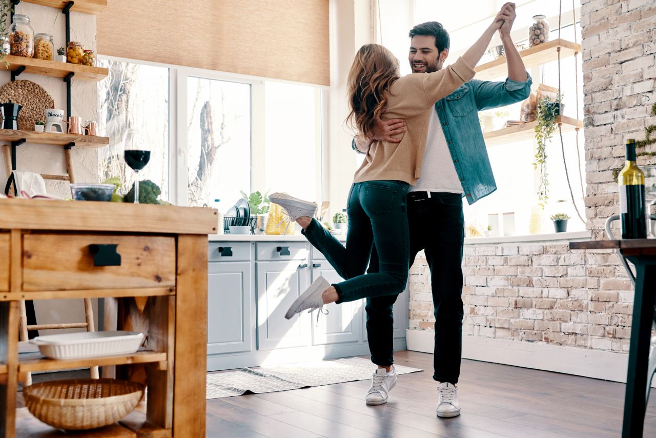 Ein Paar tanzt zu Hause | Quelle: Shutterstock