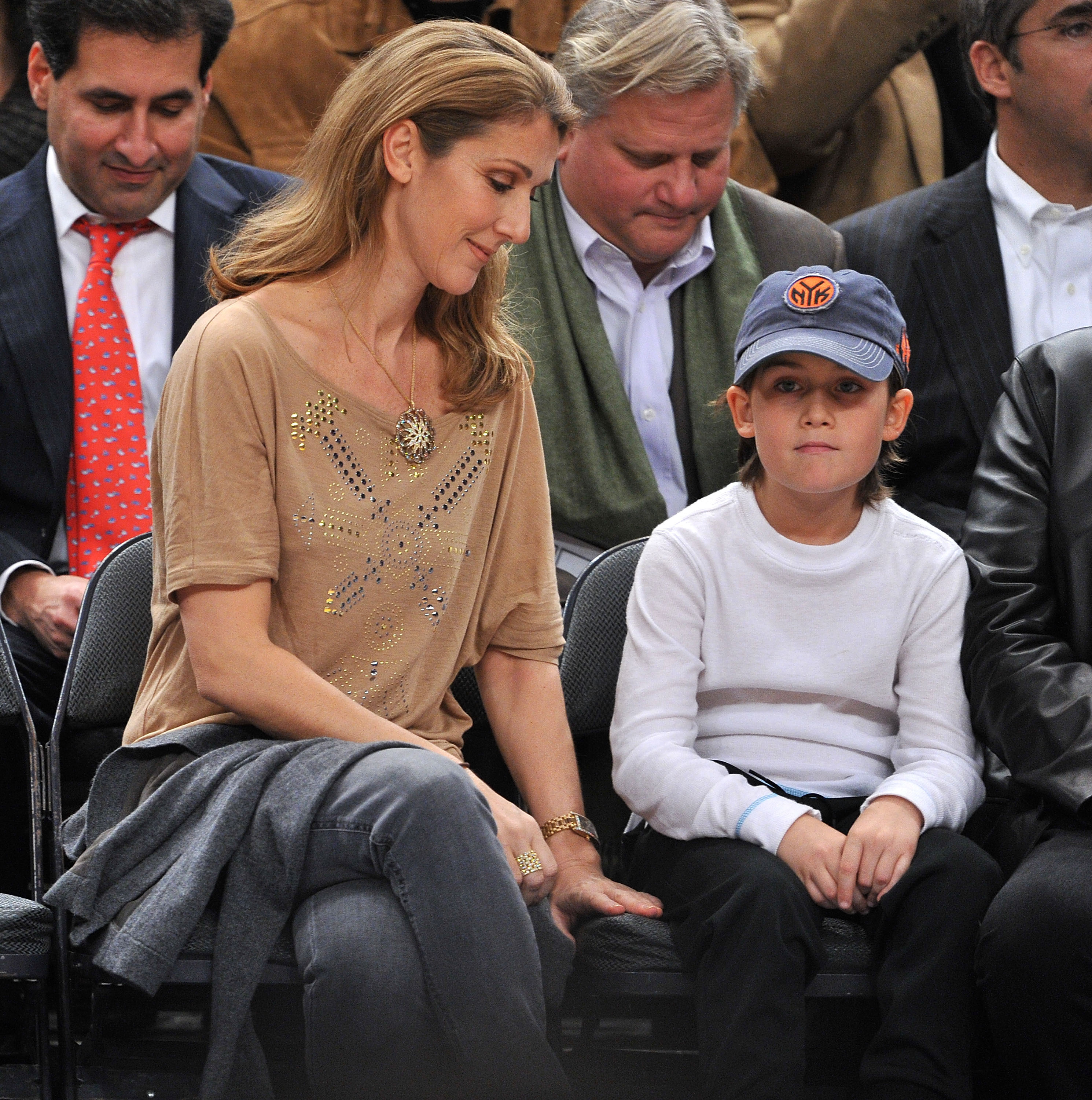 Céline Dion und René-Charles Angélil bei einem Spiel im Madison Square Garden am 7. Dezember 2009, in New York City | Quelle: Getty Images