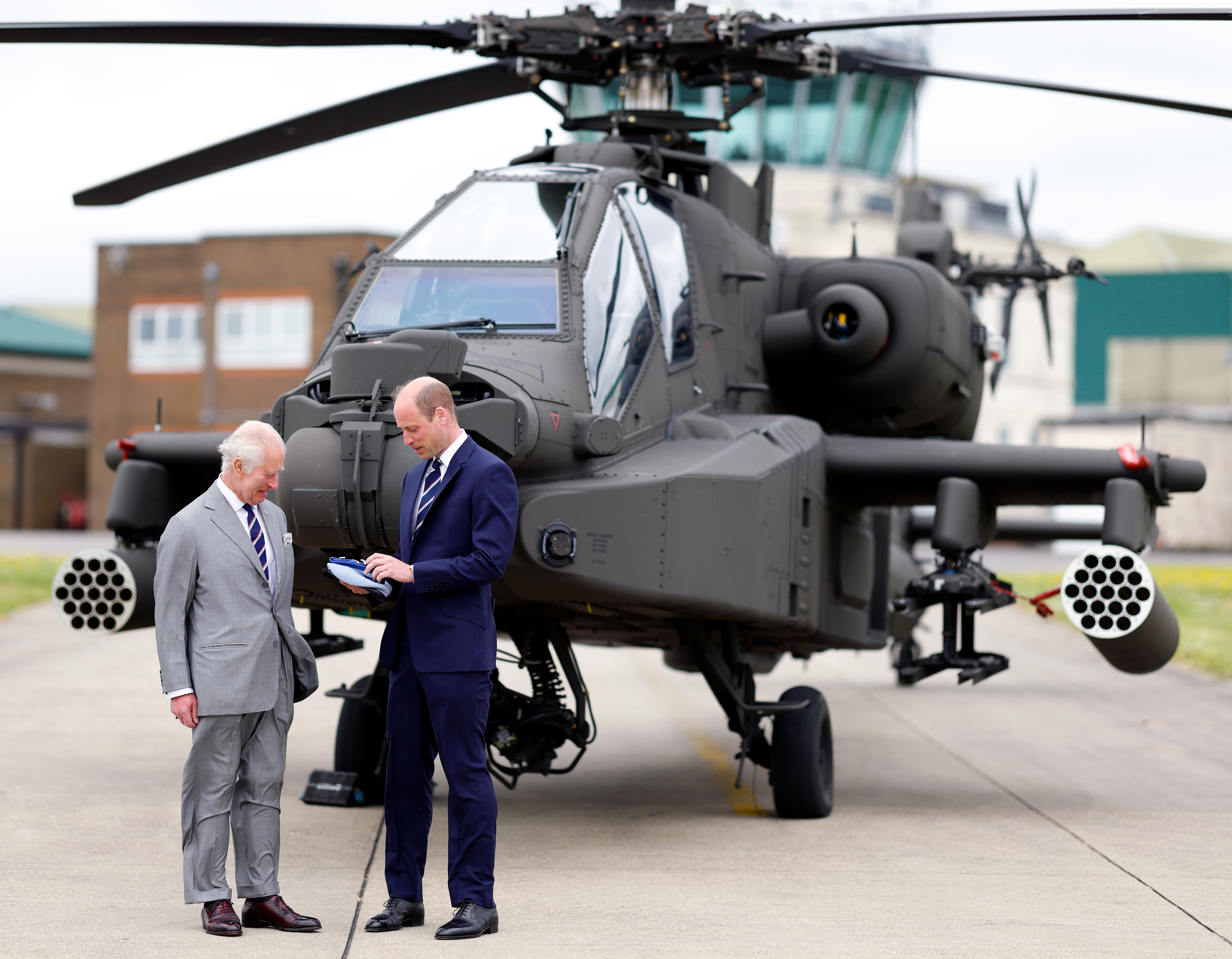 König Charles III. und Prinz William im Army Aviation Centre in Middle Wallop, Stockbridge, Vereinigtes Königreich, am 13. Mai 2024. | Quelle: Getty Images