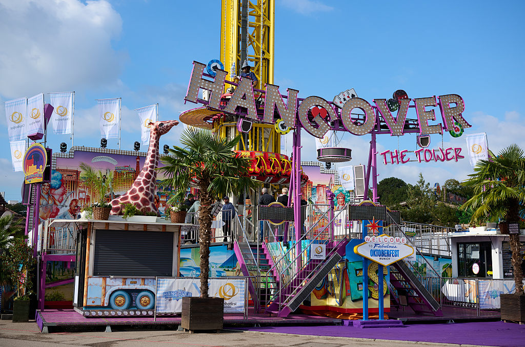 22 September 2026, Bayern, München: Der Freifallturm „Hangover" auf dem Oktoberfest. | Quelle: Getty Images