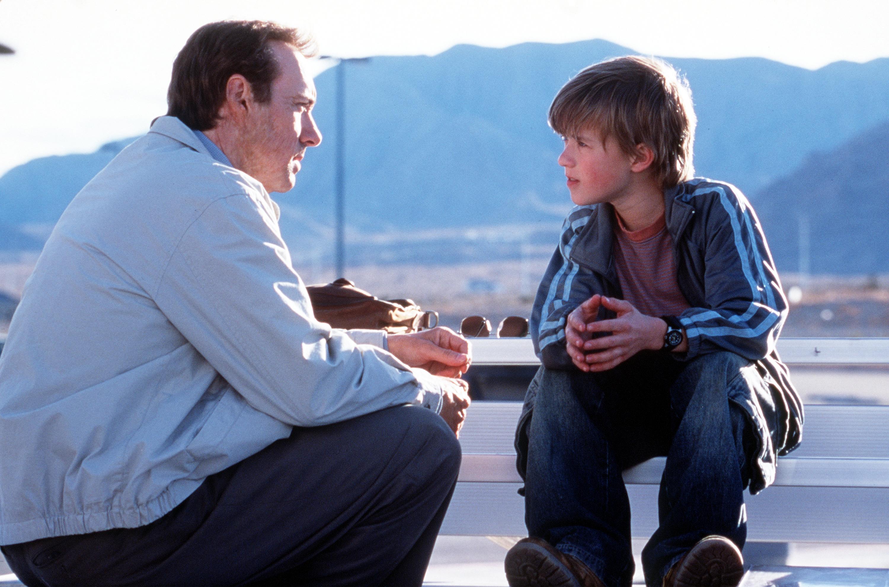 Kevin Spacey and Haley Osment am Set von "Pay It Forward", 2000 | Quelle: Getty Images