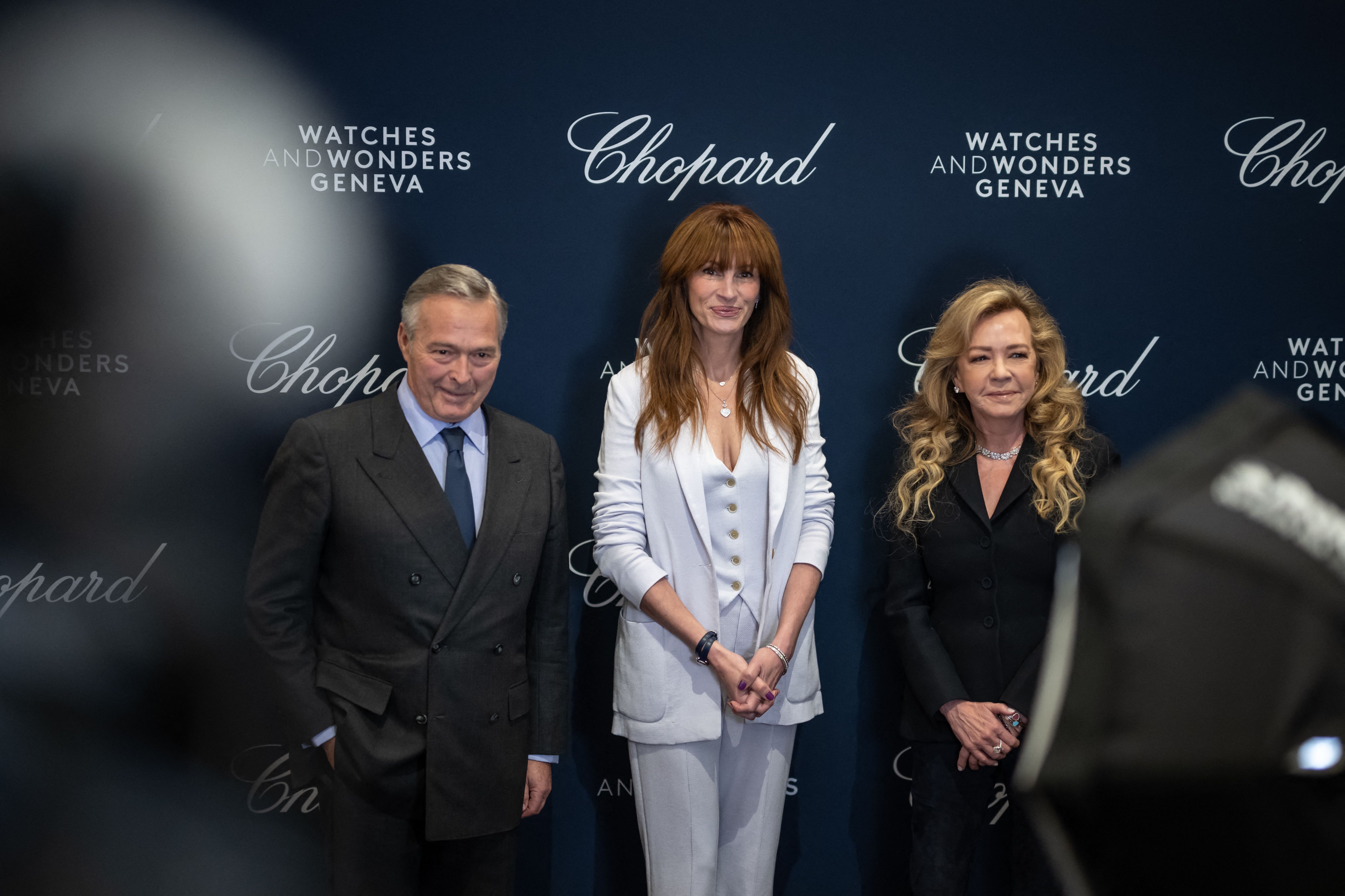 Die deutschen Chopard Co-Präsidenten Karl-Friedrich Scheufele und Caroline Scheufele lächeln mit Julia Roberts auf der Genfer Luxusuhrenmesse Watches and Wonders in der Schweiz am 27. März 2023.