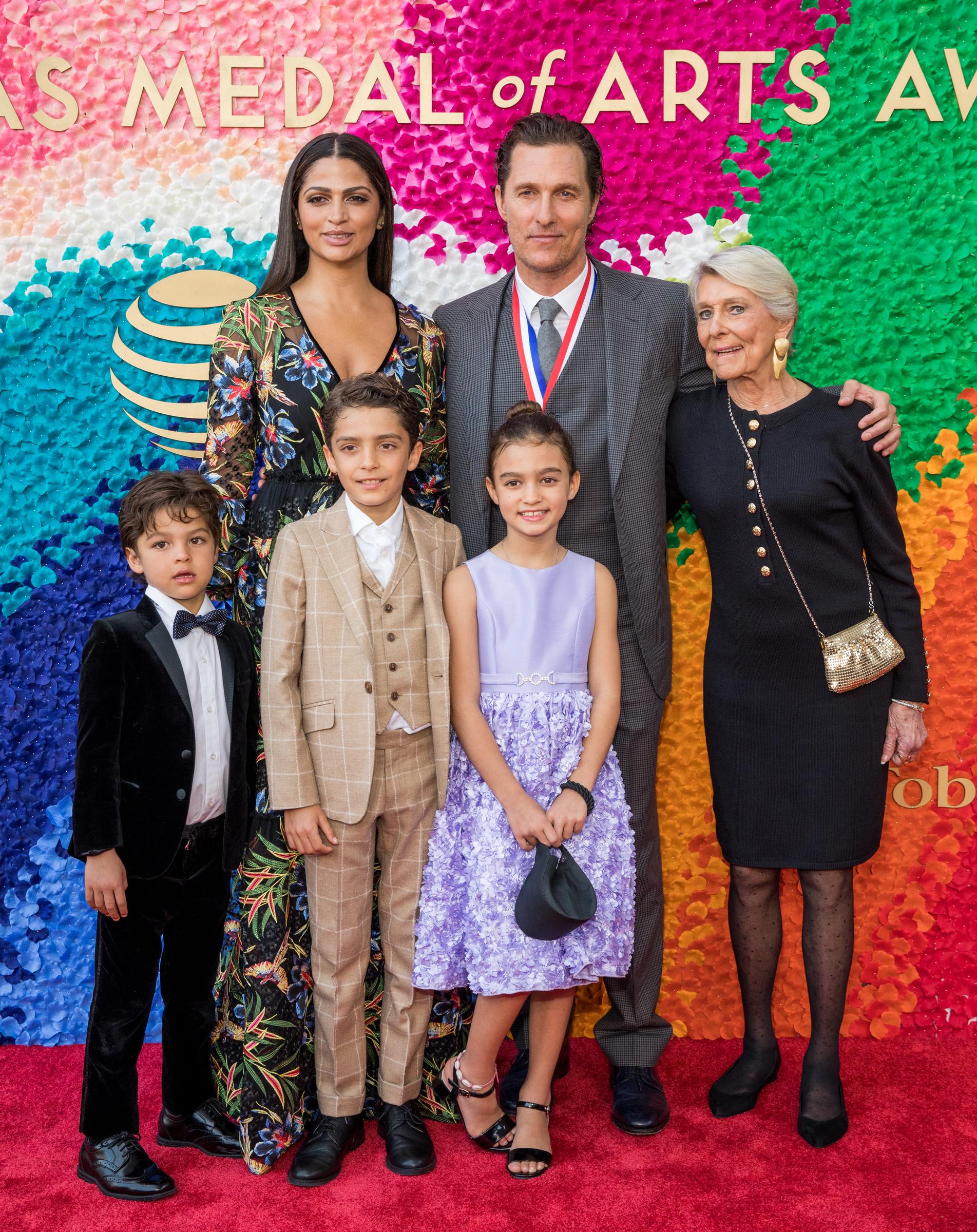 Livingston Alves McConaughey, Camila Alves, Levi Alves McConaughey, Preisträger Matthew McConaughey, Vida Alves McConaughey und Kay McConaughey bei den Texas Medal of Arts Awards am 27. Februar 2019 in Austin, Texas | Quelle: Getty Images