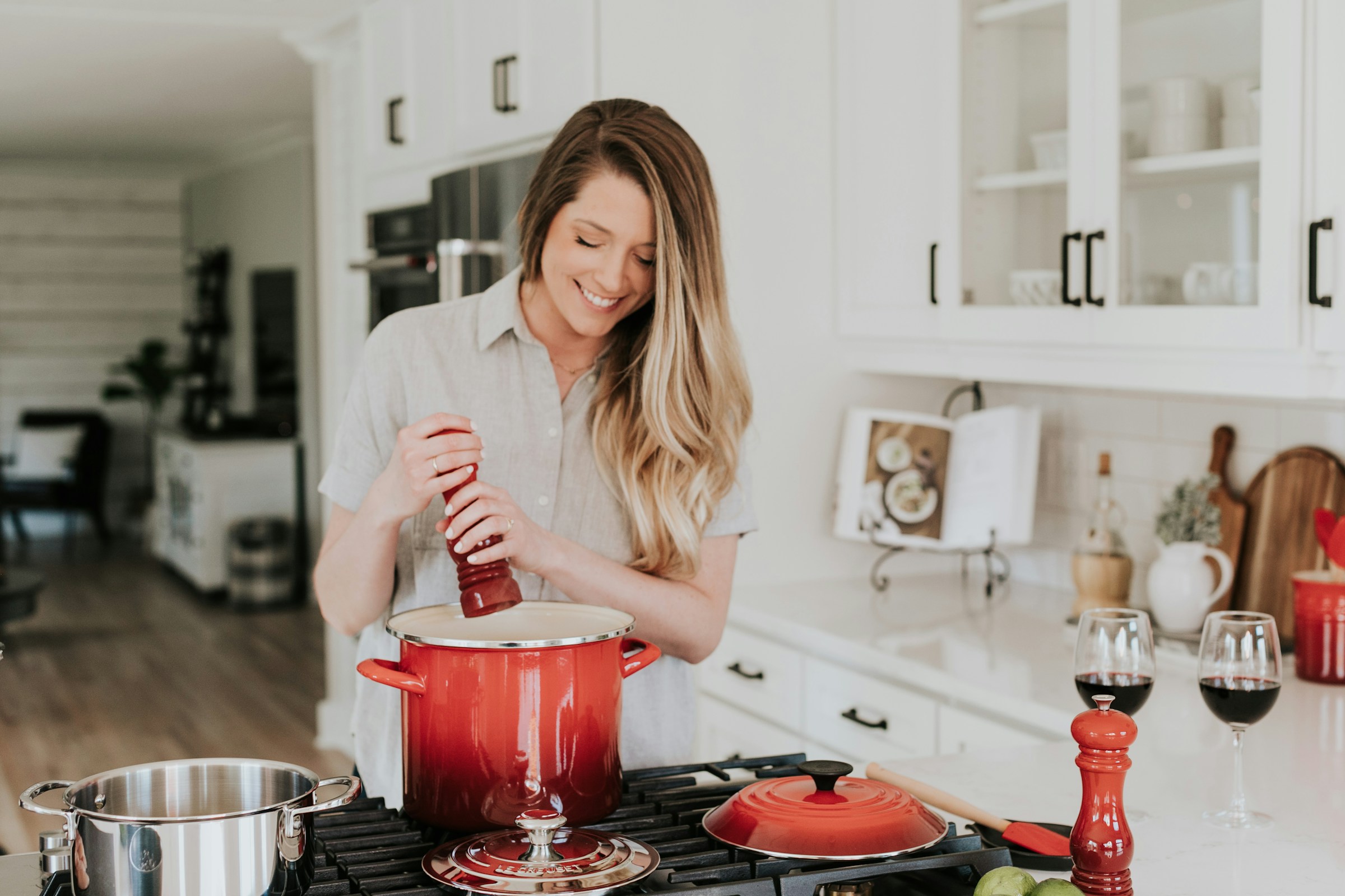 Eine Frau beim Kochen | Quelle: Unsplash