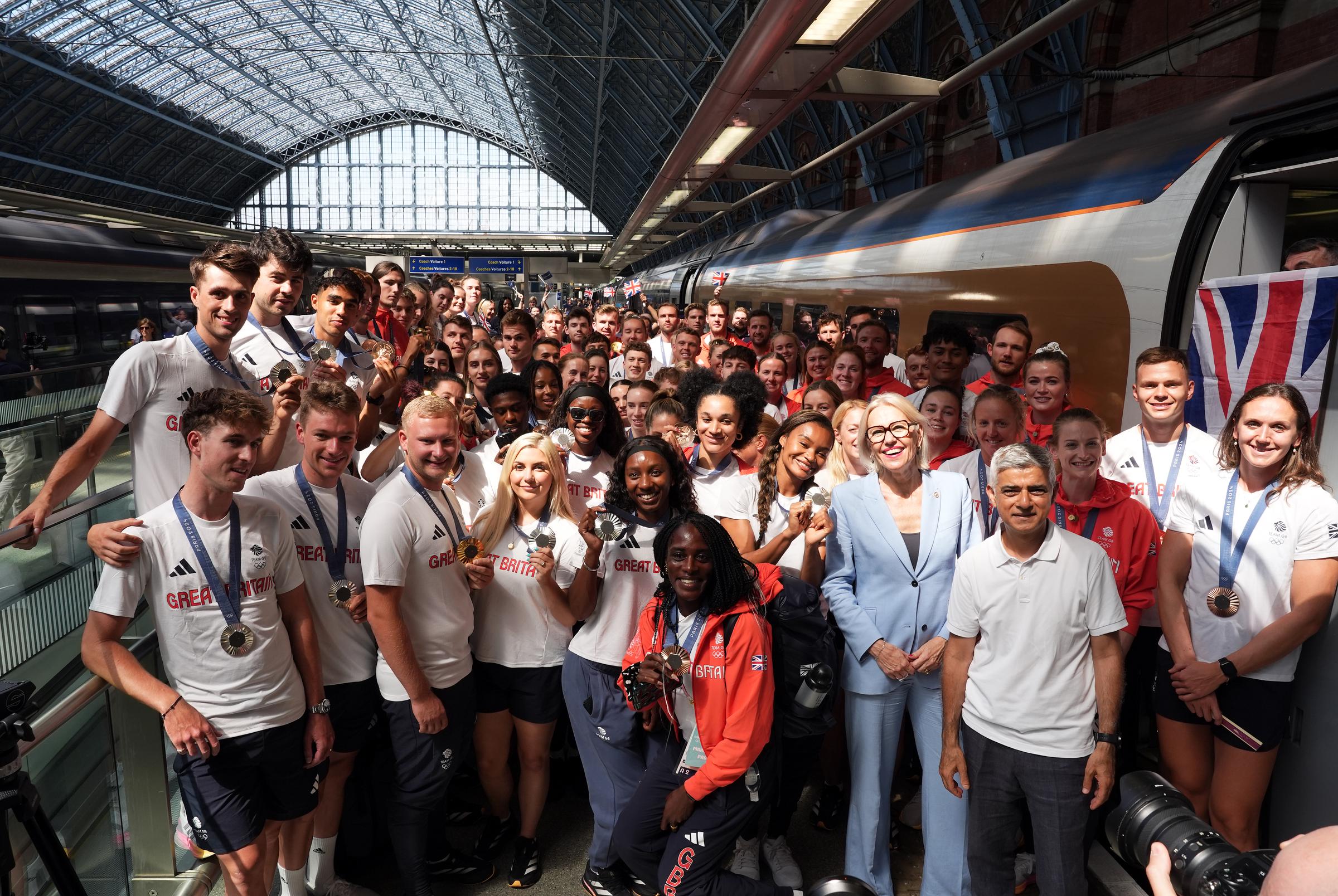 Das Team GB kommt mit dem Eurostar im Bahnhof London St. Pancras International an, nachdem es an den Olympischen Spielen 2024 in Paris teilgenommen hat, am Montag, den 12. August 2024. | Quelle: Getty Images